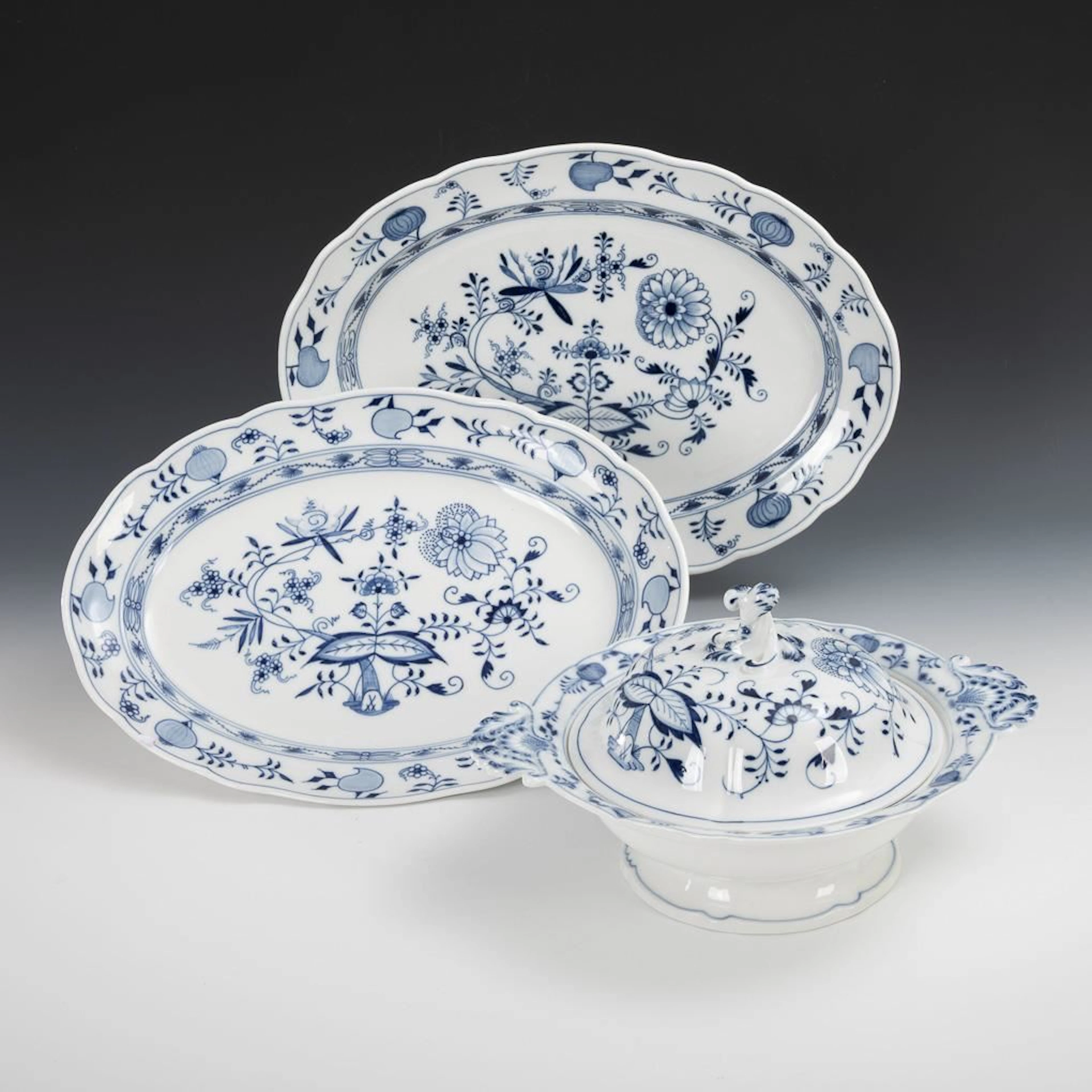 2 plates with an onion pattern and 1 bowl with a lid. Meissen.
