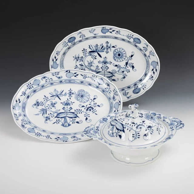 2 plates with an onion pattern and 1 bowl with a lid. Meissen.