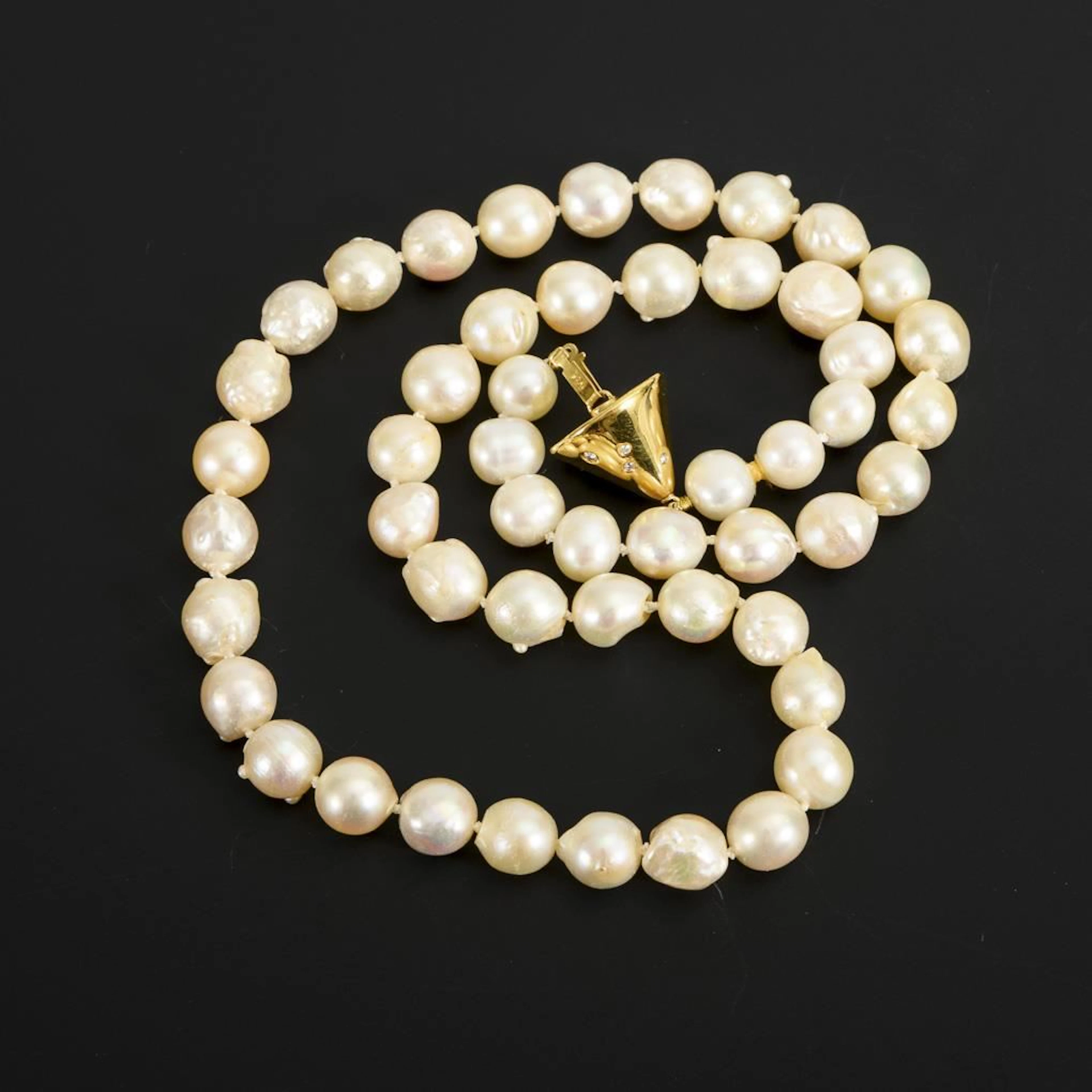 Pearl necklace with a modern clasp.