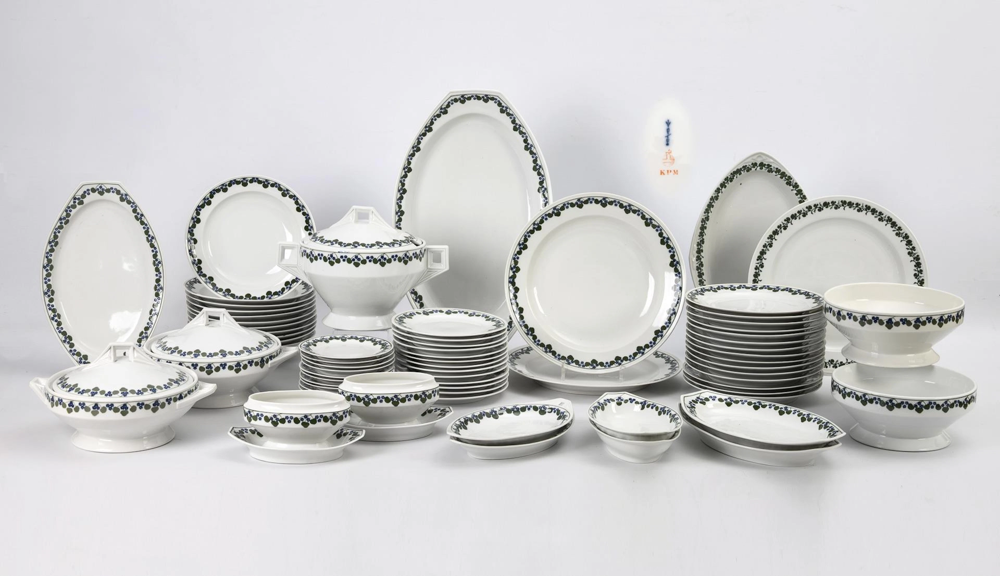 Extensive dinner service with violet decoration. Burgau.