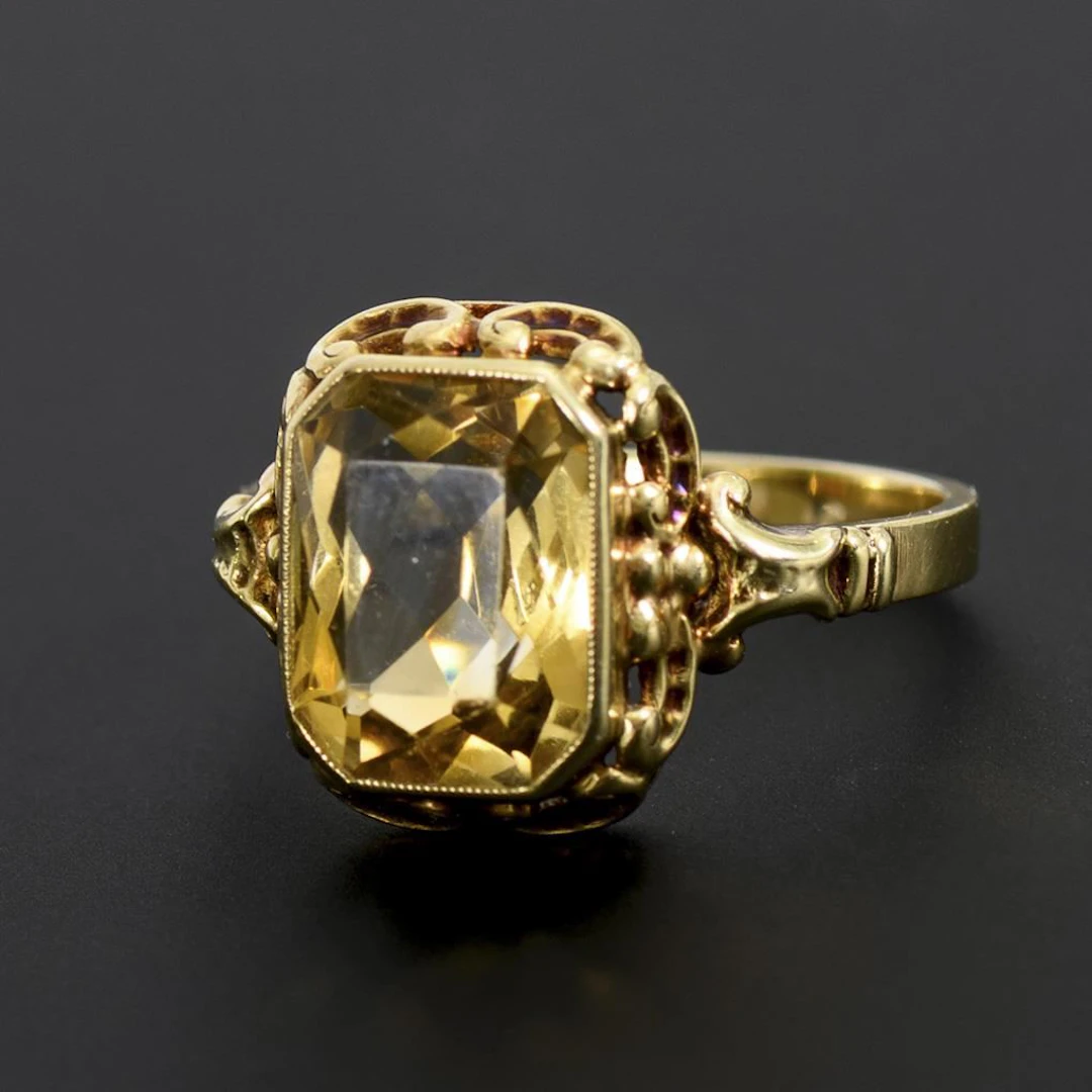 Ring with citrine.