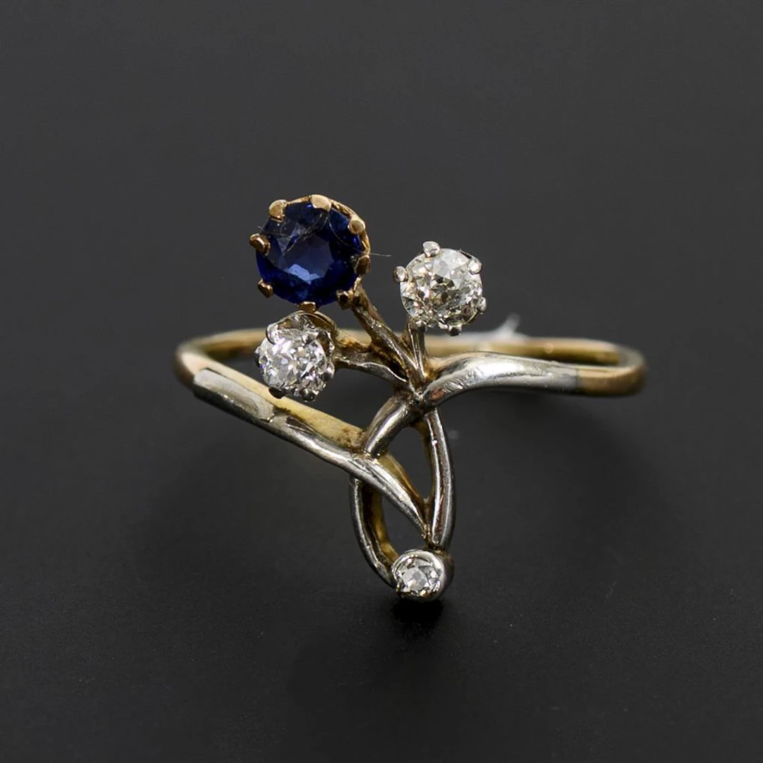 Art Nouveau ring with a floral motif.