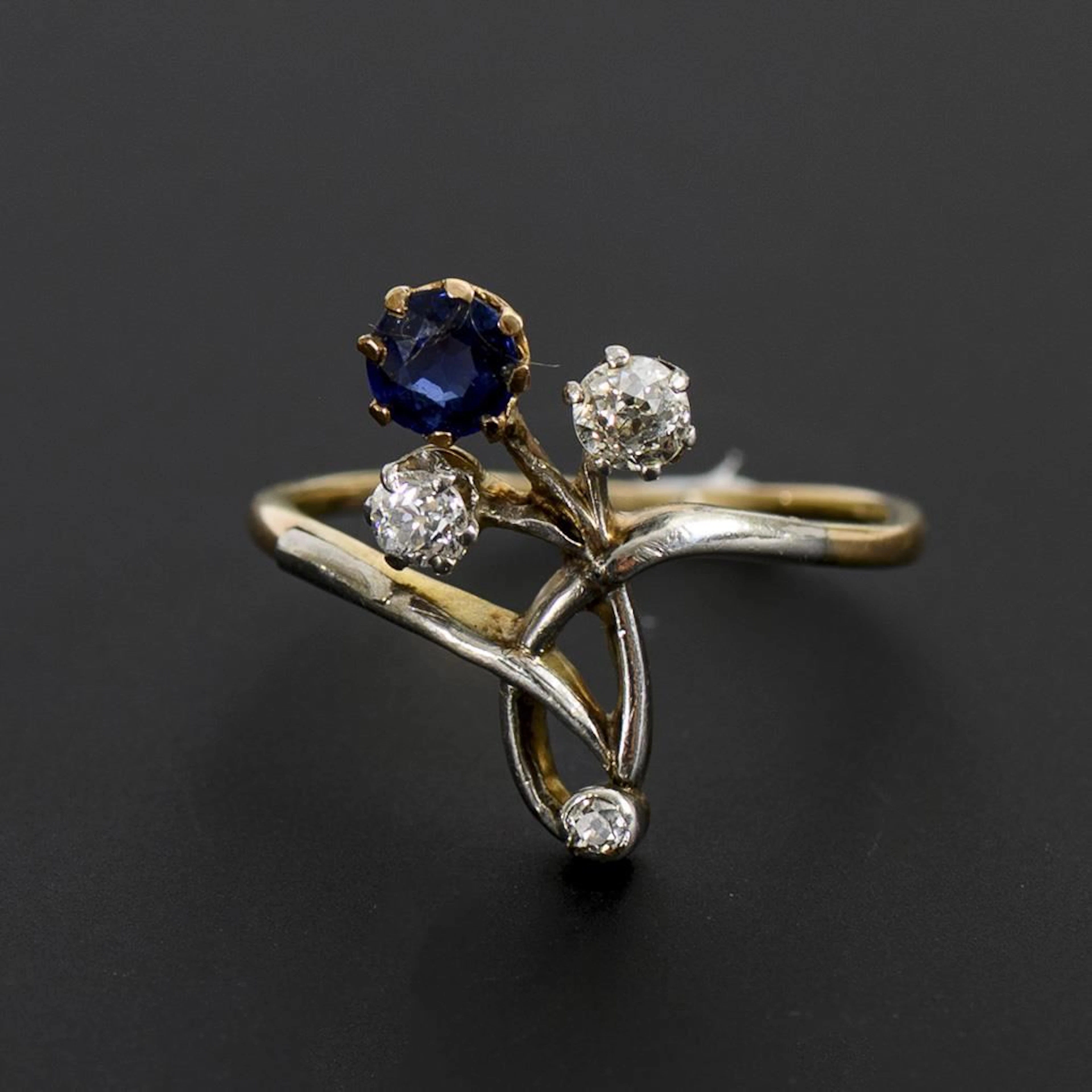 Art Nouveau ring with a floral motif.