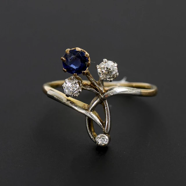 Art Nouveau ring with a floral motif.