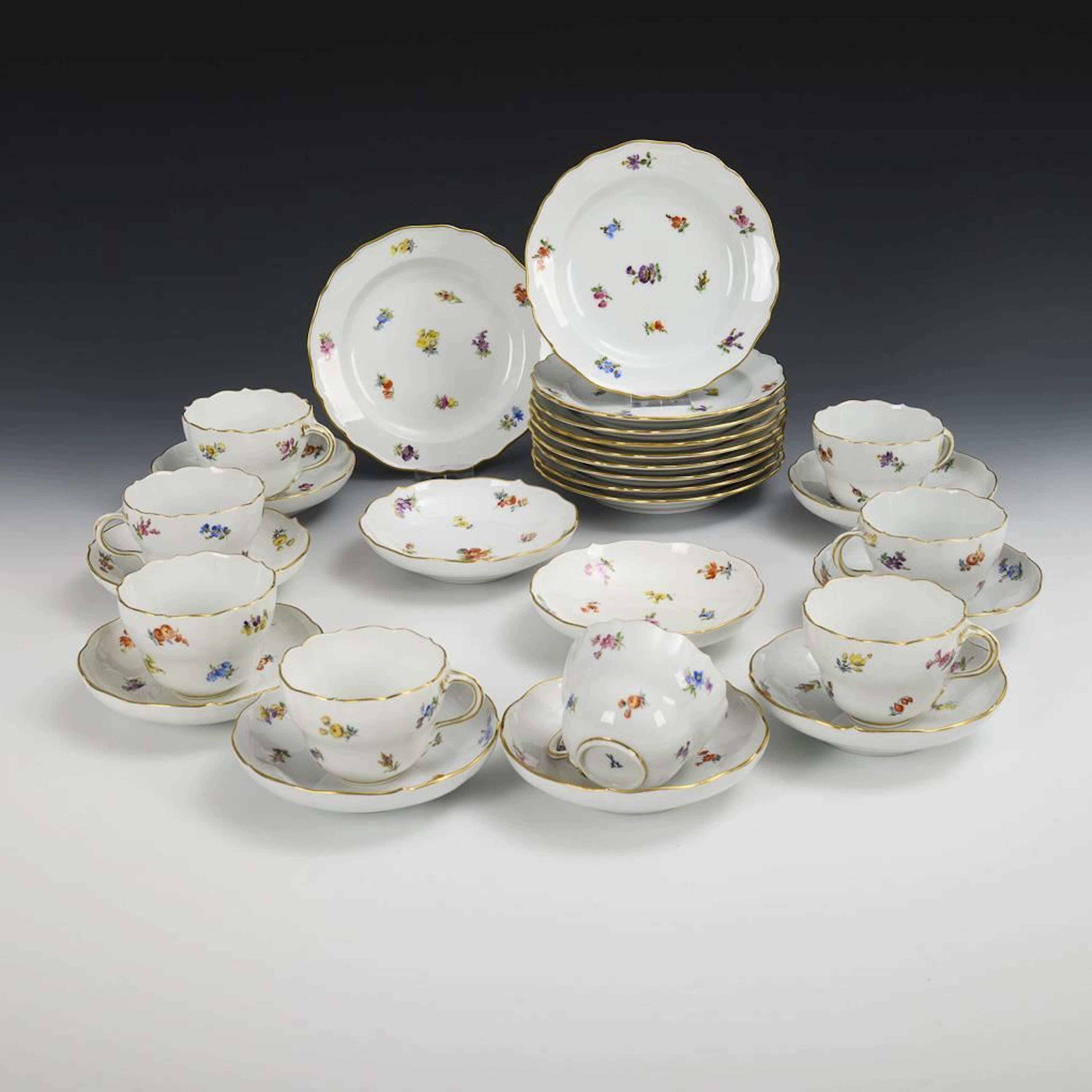 8 place settings with scattered flower motifs. Meissen.