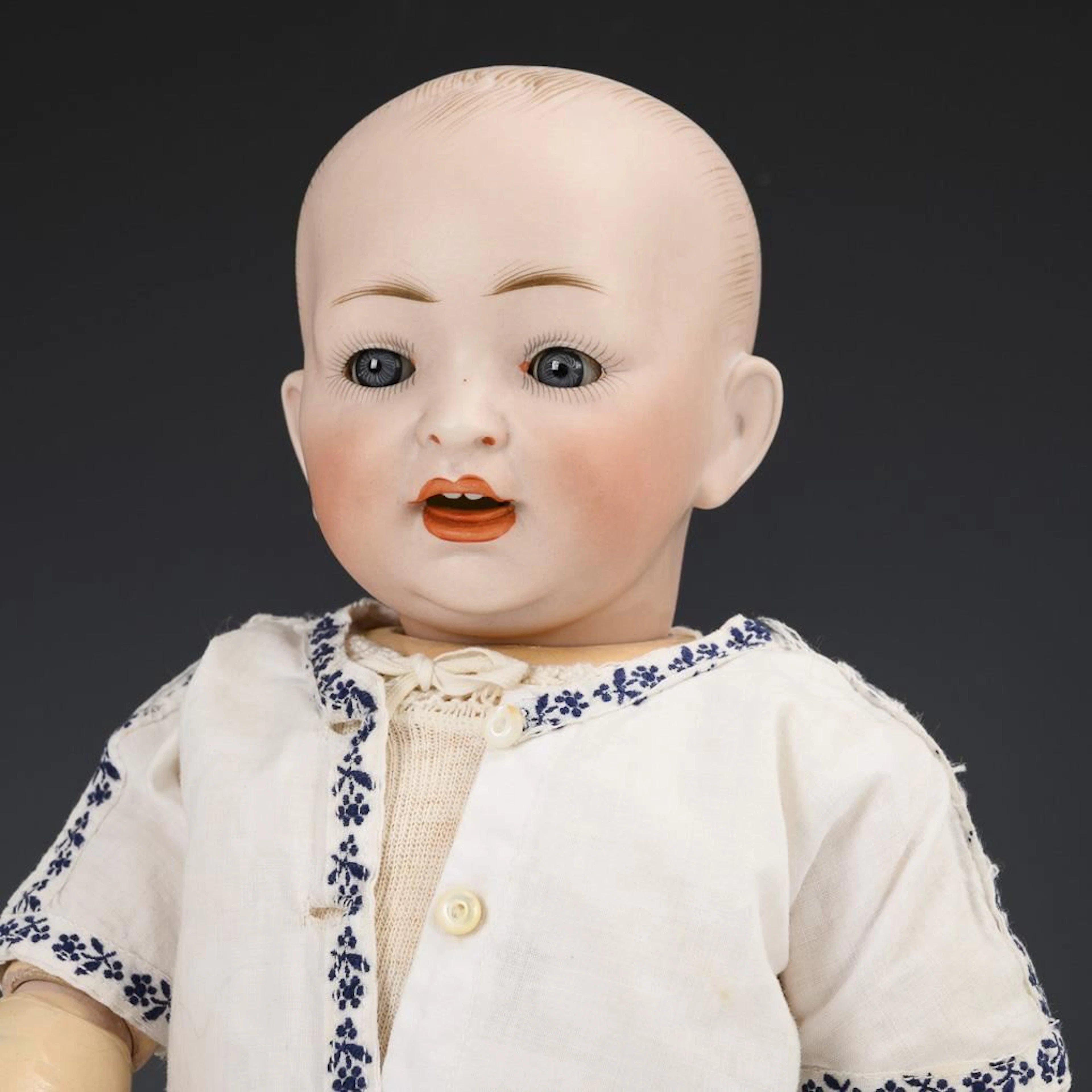 Full-head baby with a toddler's body. Hertel, Schwab & Co.