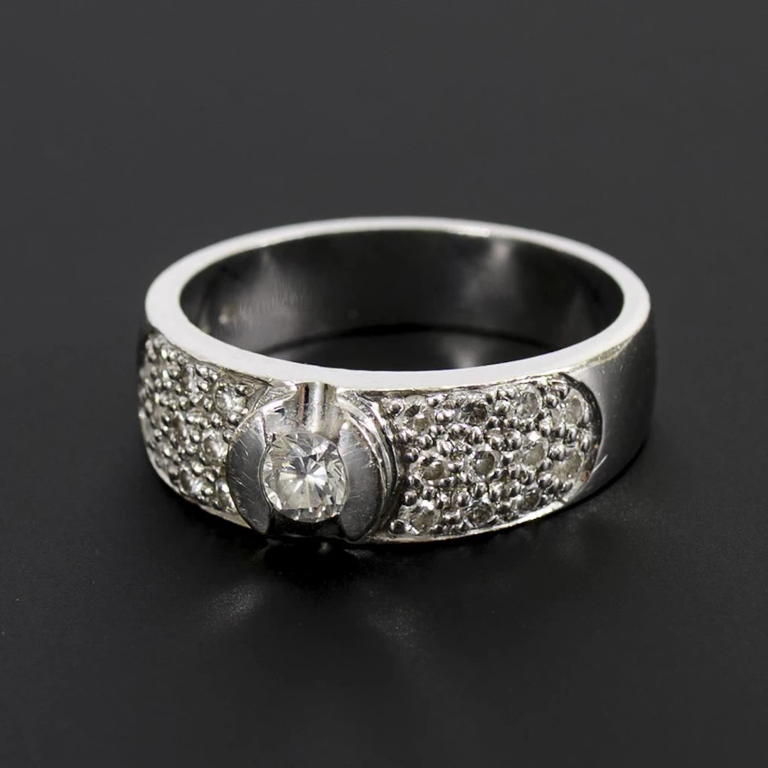 Band ring set with brilliant-cut diamonds.