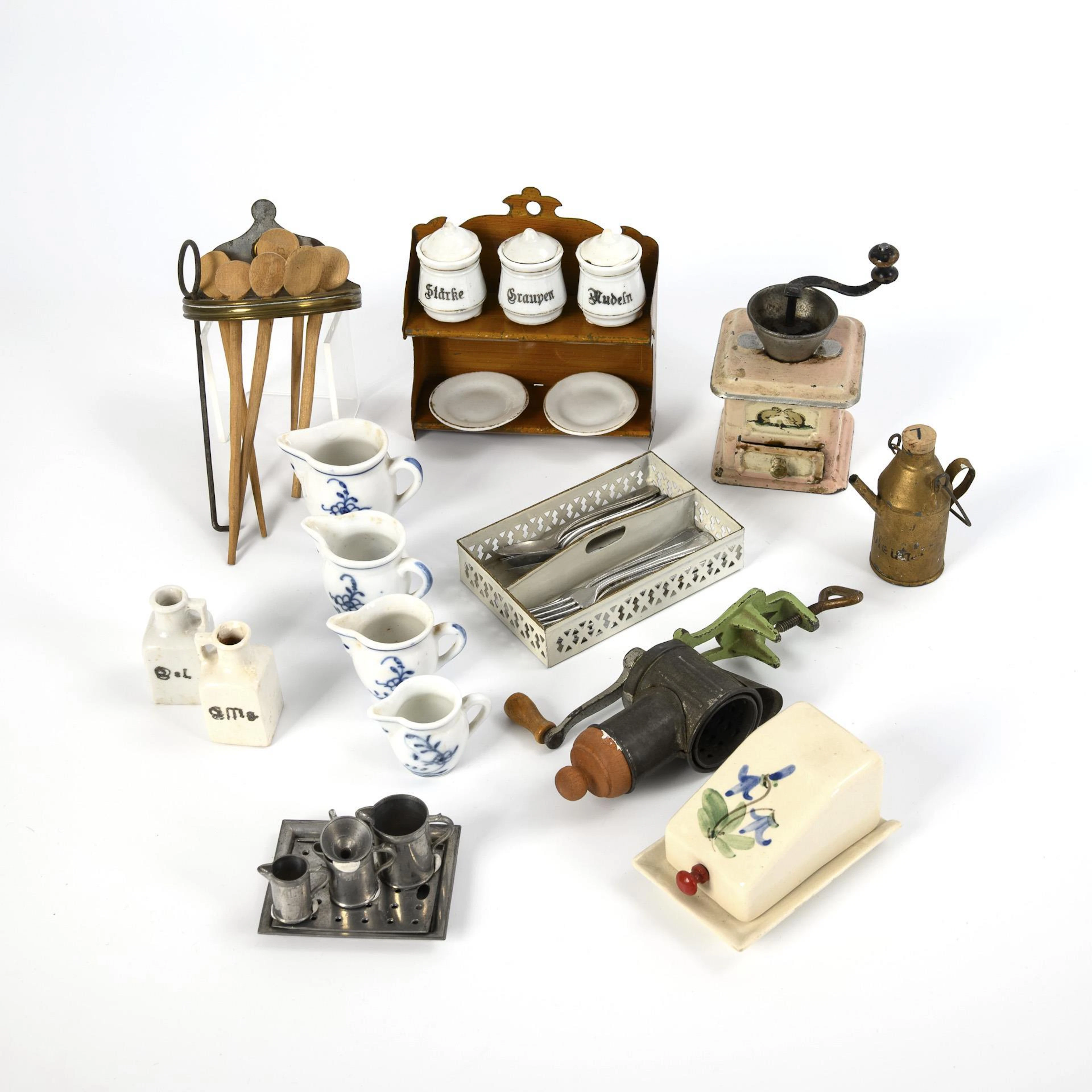 A set for the doll's kitchen with Märklin coffee grinder and tin shelf.