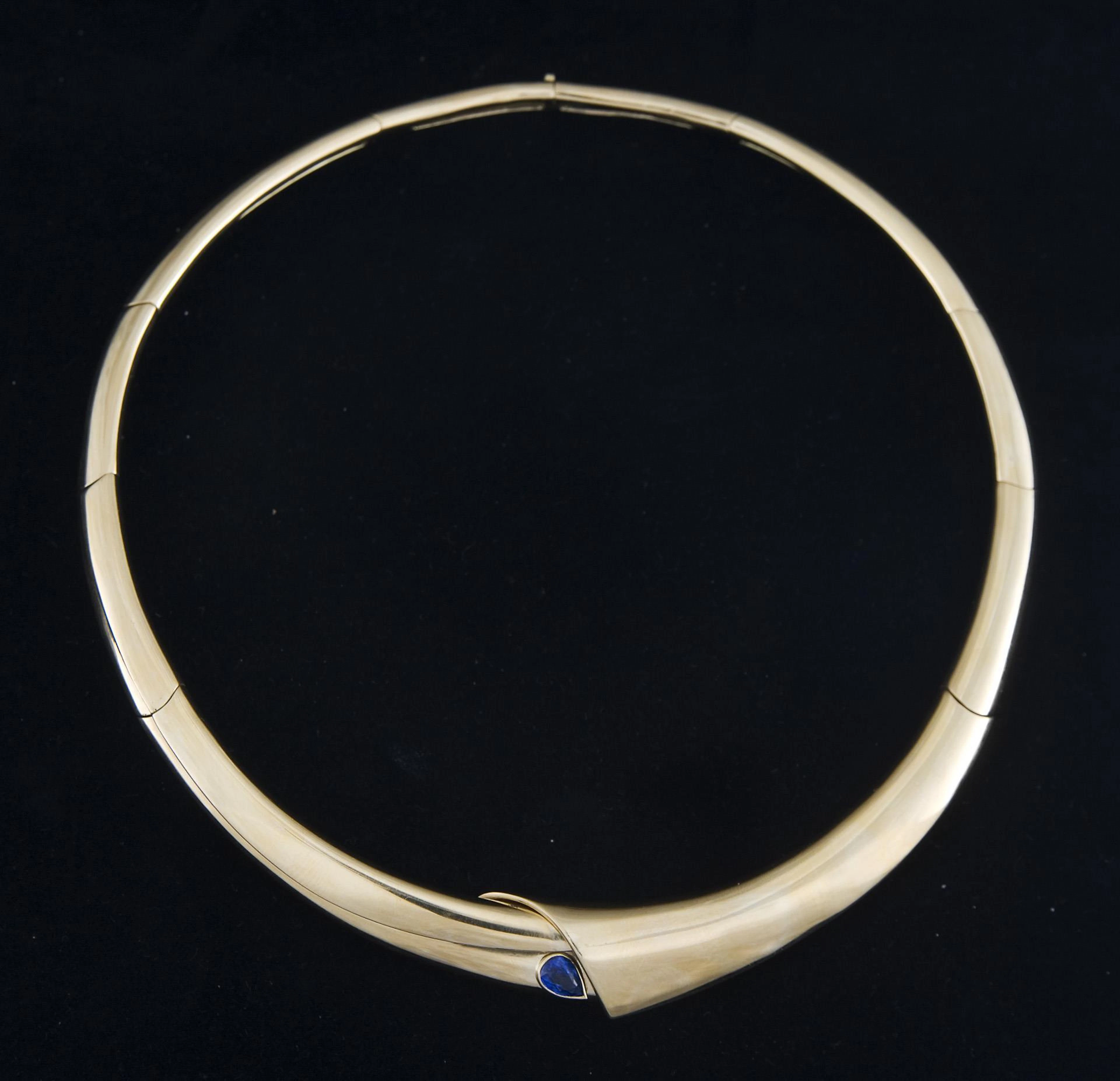 Modern heavy necklace with sapphire. Cadeaux Jewellery.