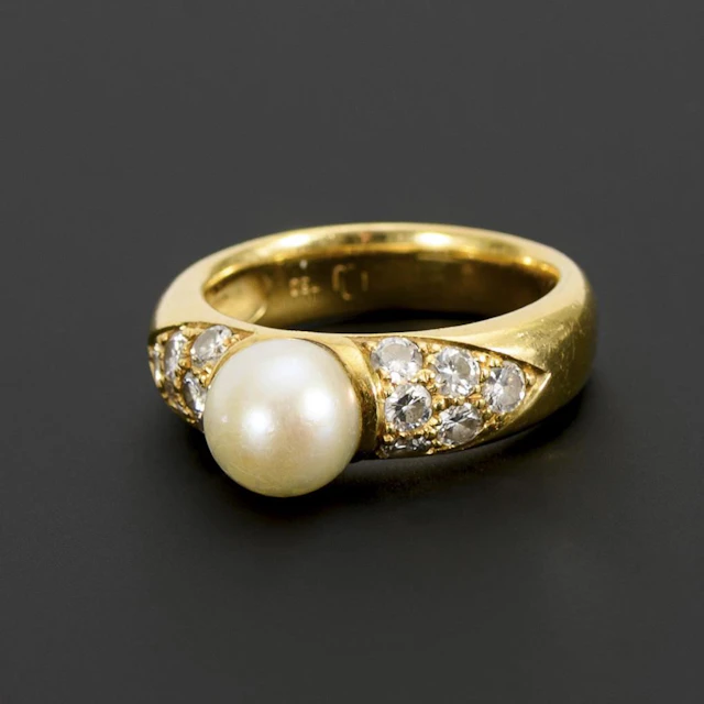 Ring with a pearl and brilliant-cut diamonds.