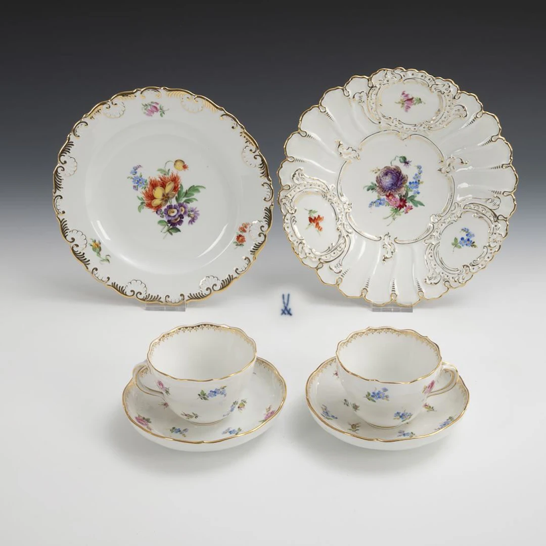 2 embossed plates and 2 cups. Meissen.
