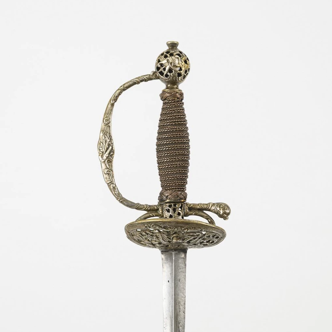 Lightweight épée with an openwork pommel.