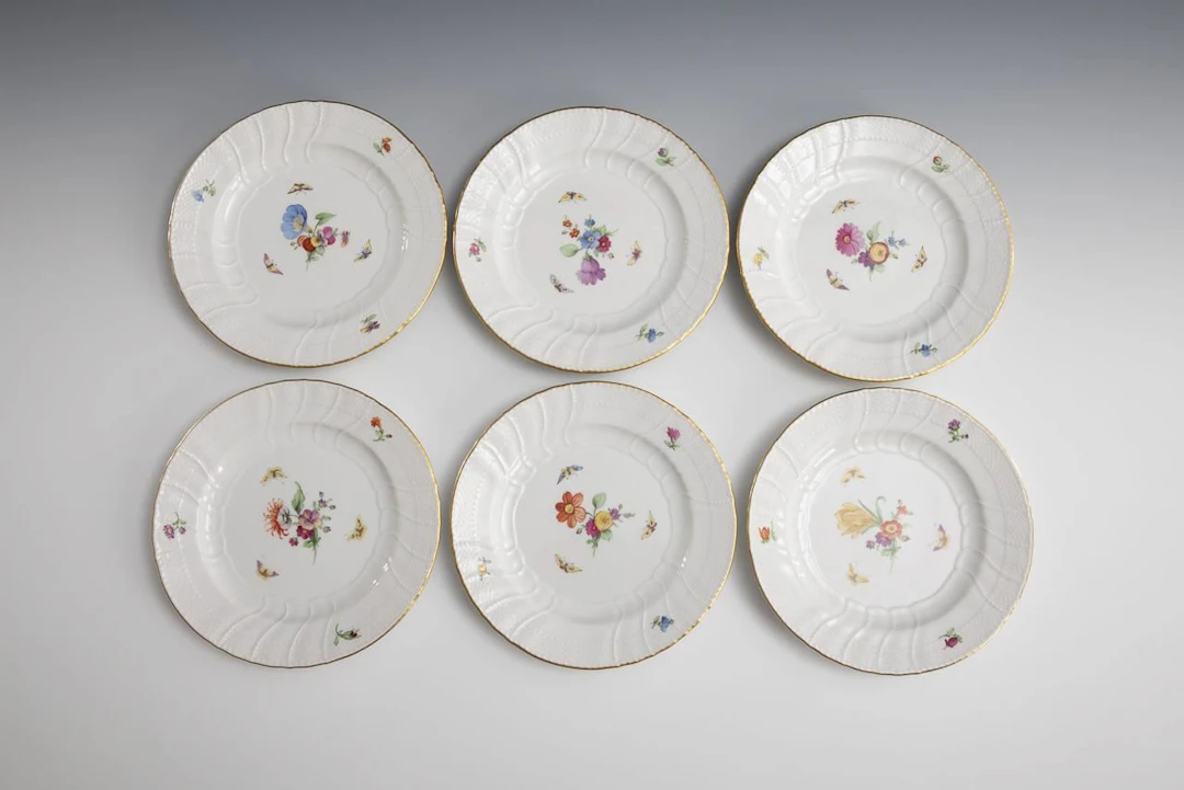 6 plates with floral and insect motifs. KPM Berlin.