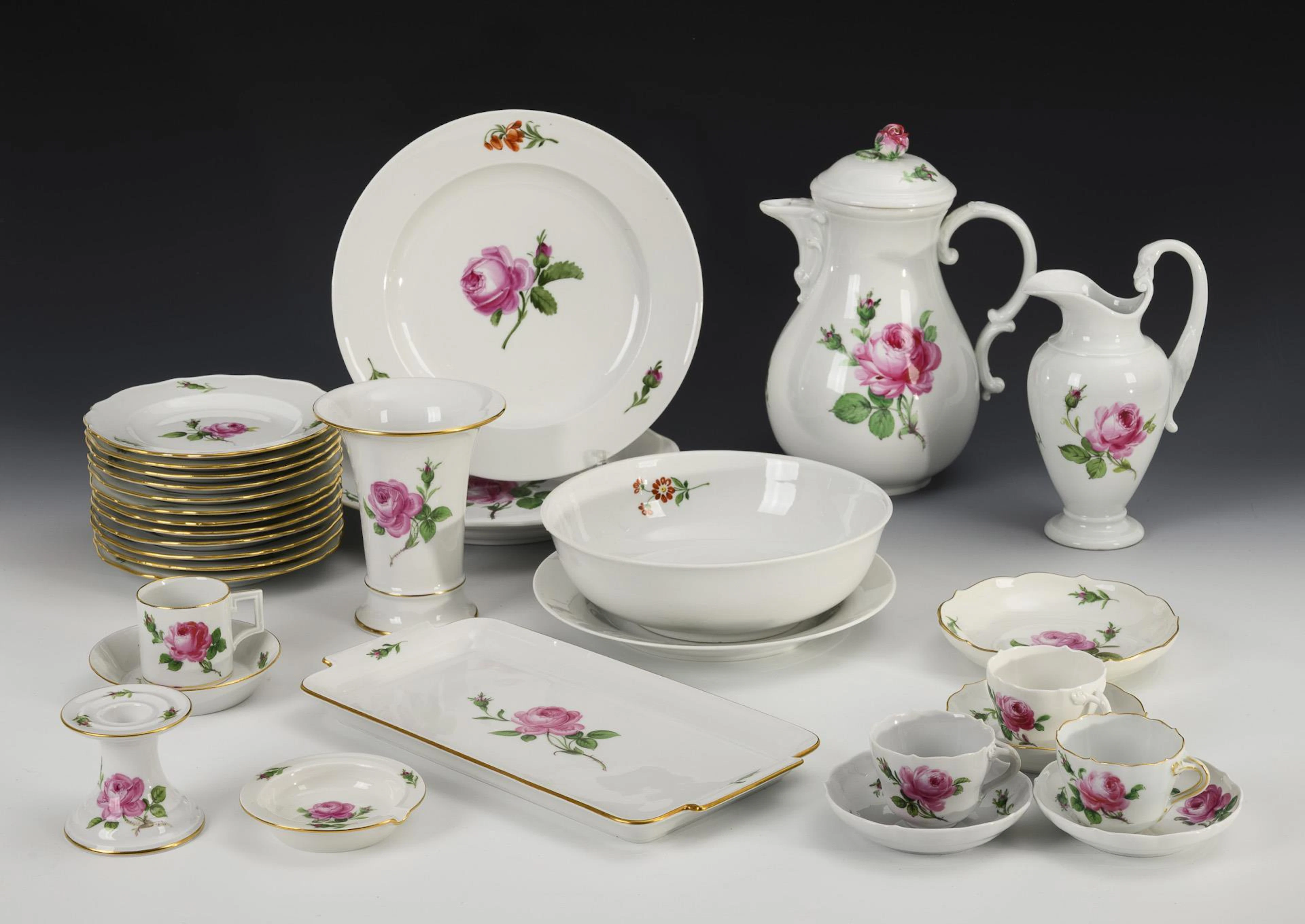 31 porcelains "Red Rose". Meissen.