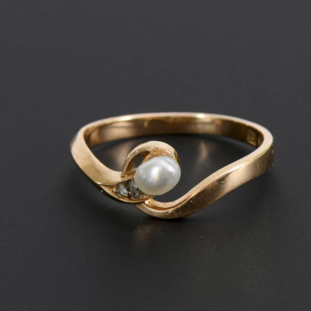 Art Nouveau ring with a diamond and a pearl.