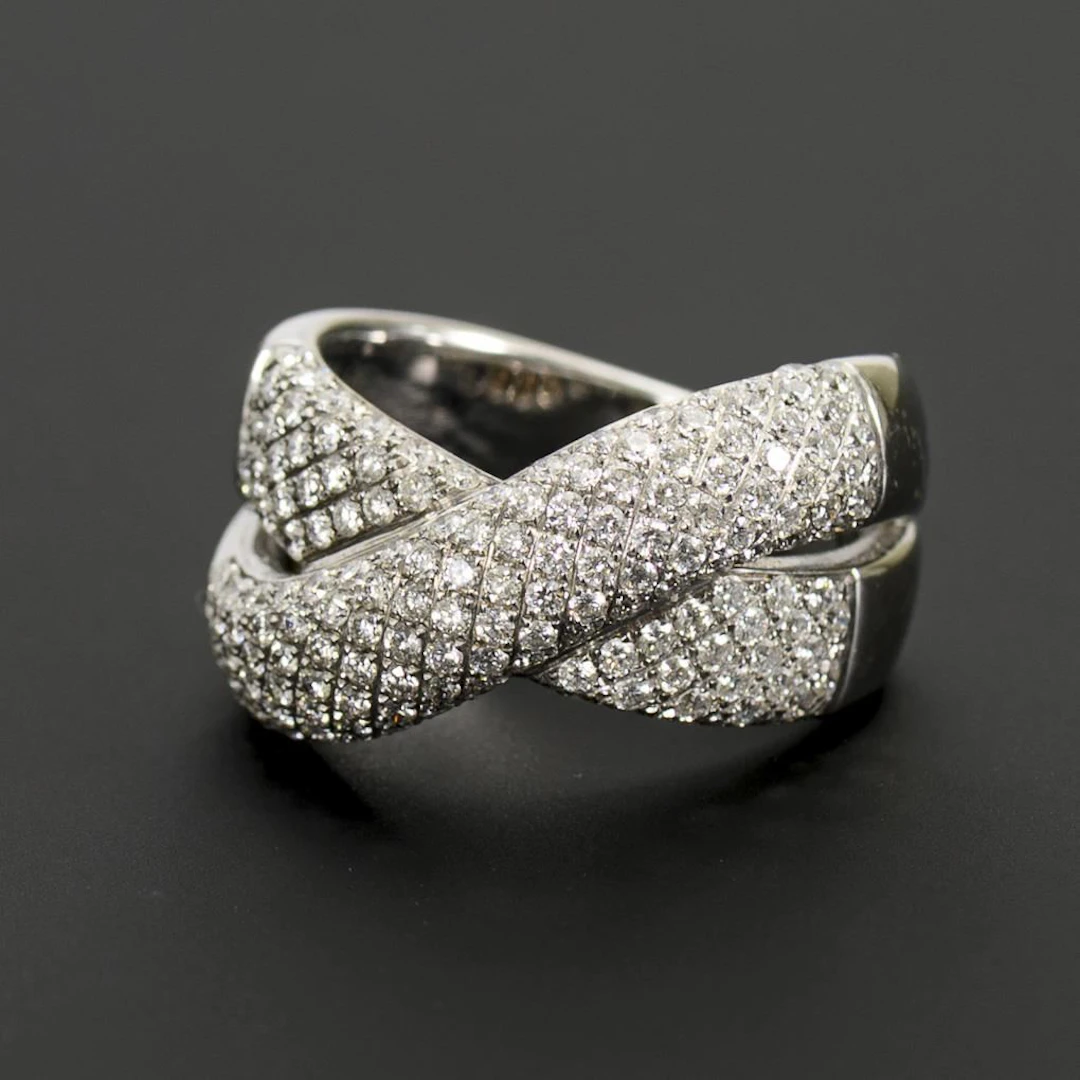 Banded ring set with brilliant-cut diamonds.