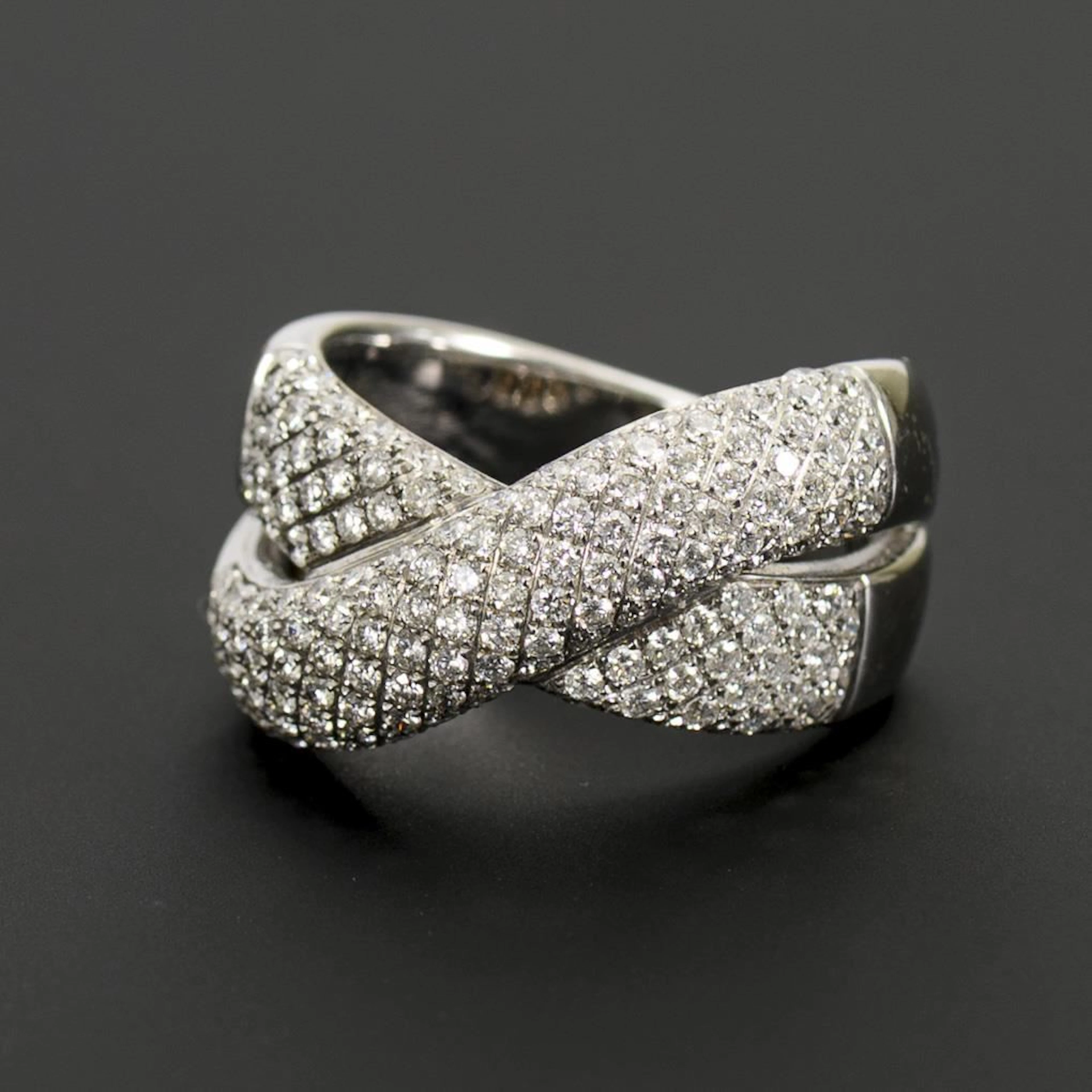 Banded ring set with brilliant-cut diamonds.
