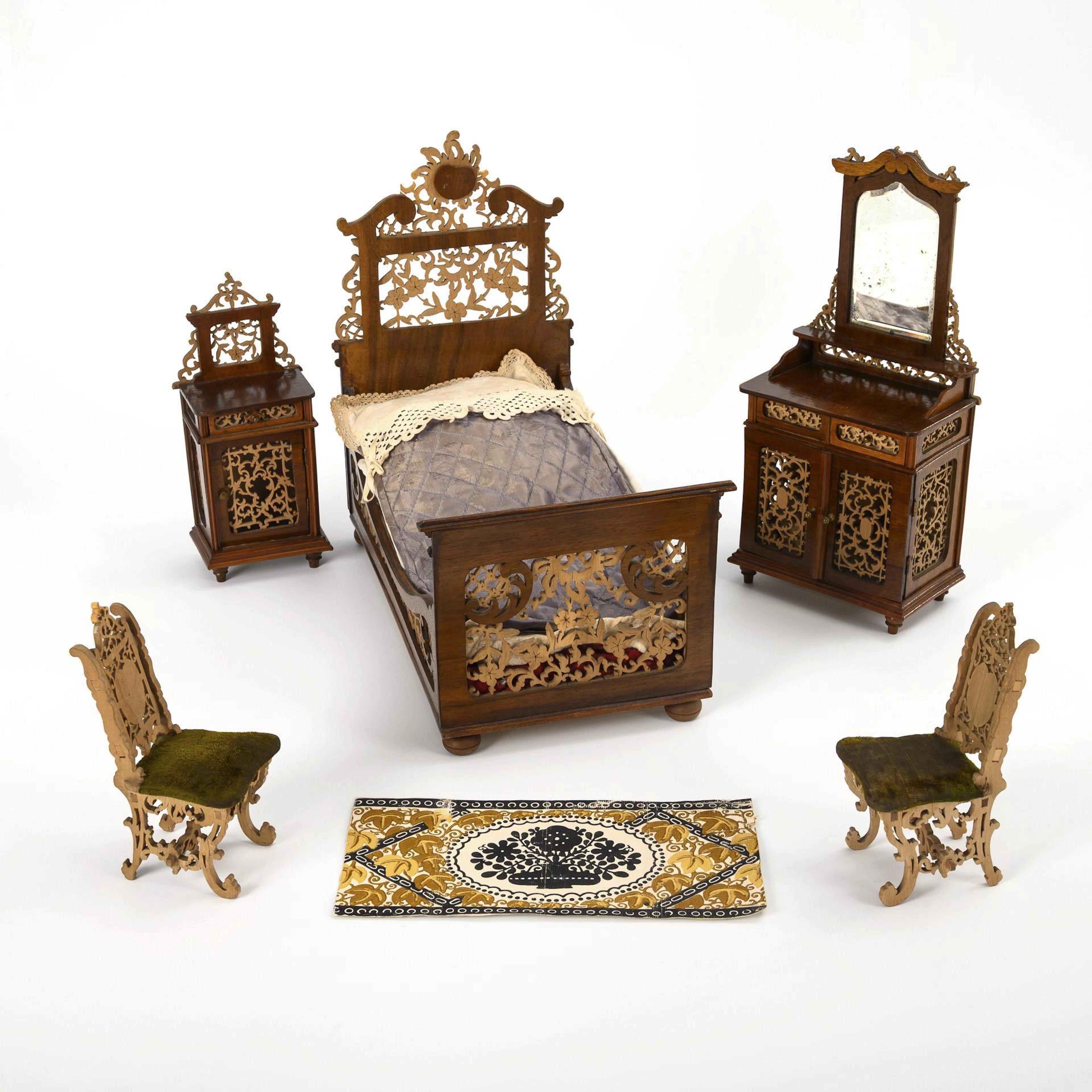 5 rare pieces of doll's furniture.