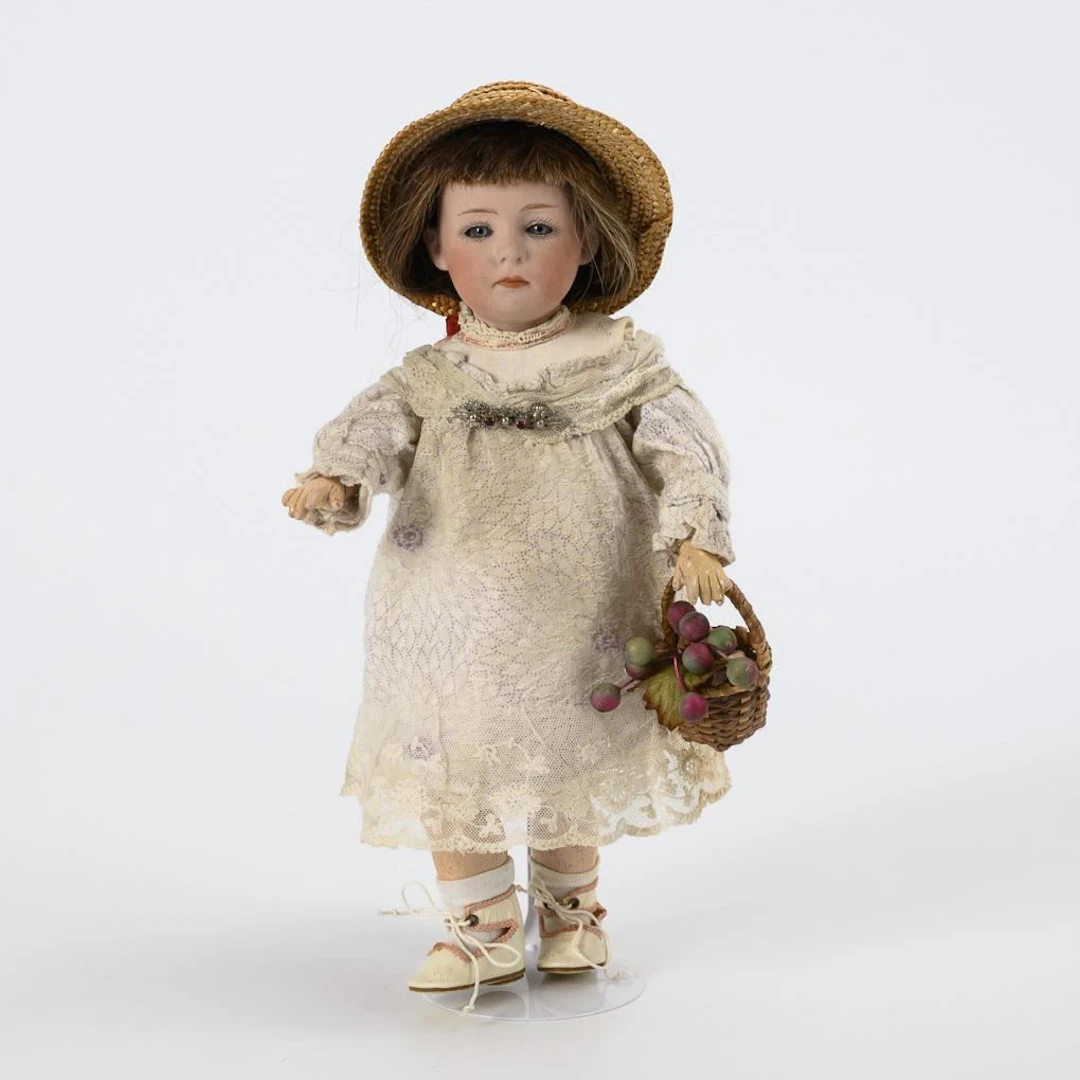 Little character girl with a straw hat. Type Pouty.