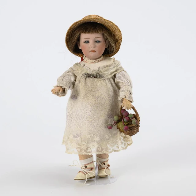 Little character girl with a straw hat. Type Pouty.