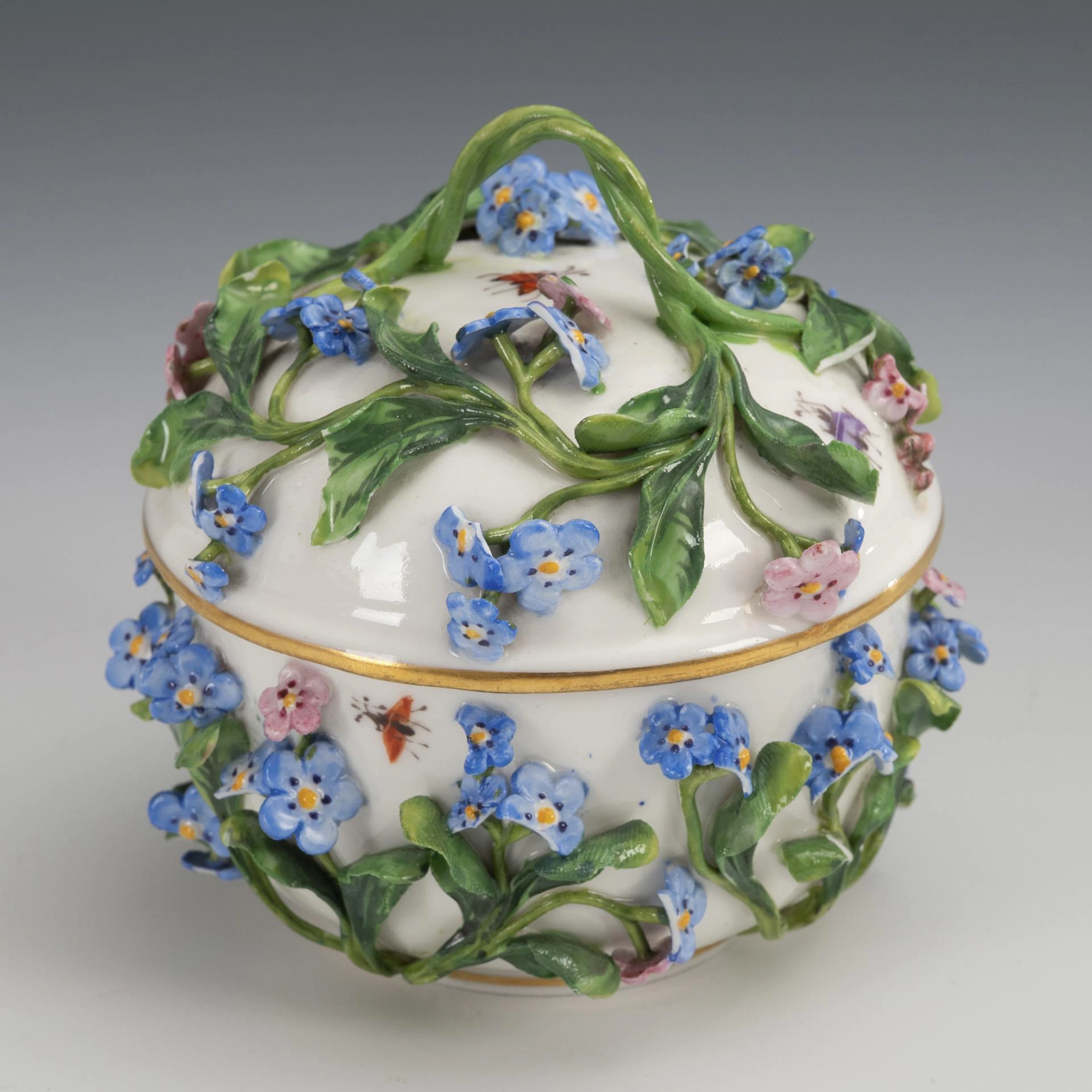 Sugar bowl with flower topping. Meissen.