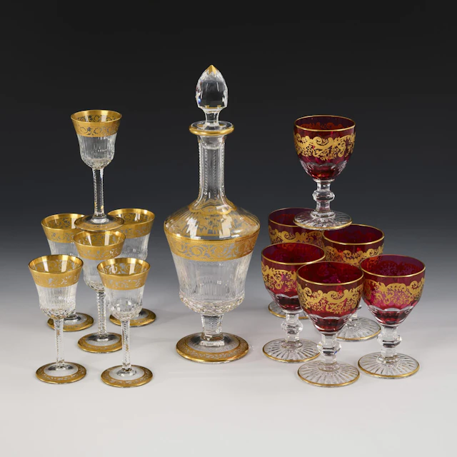 Carafe with 6 liqueur glasses and 6 goblets. St. Louis.