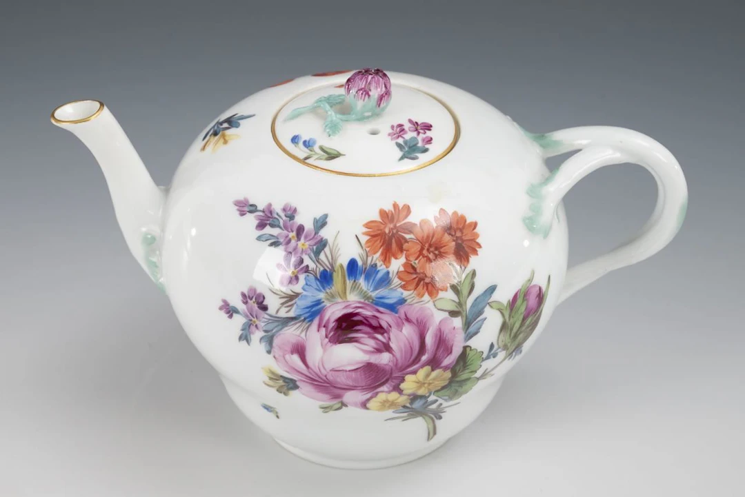 Baroque teapot with floral painting. Meissen.