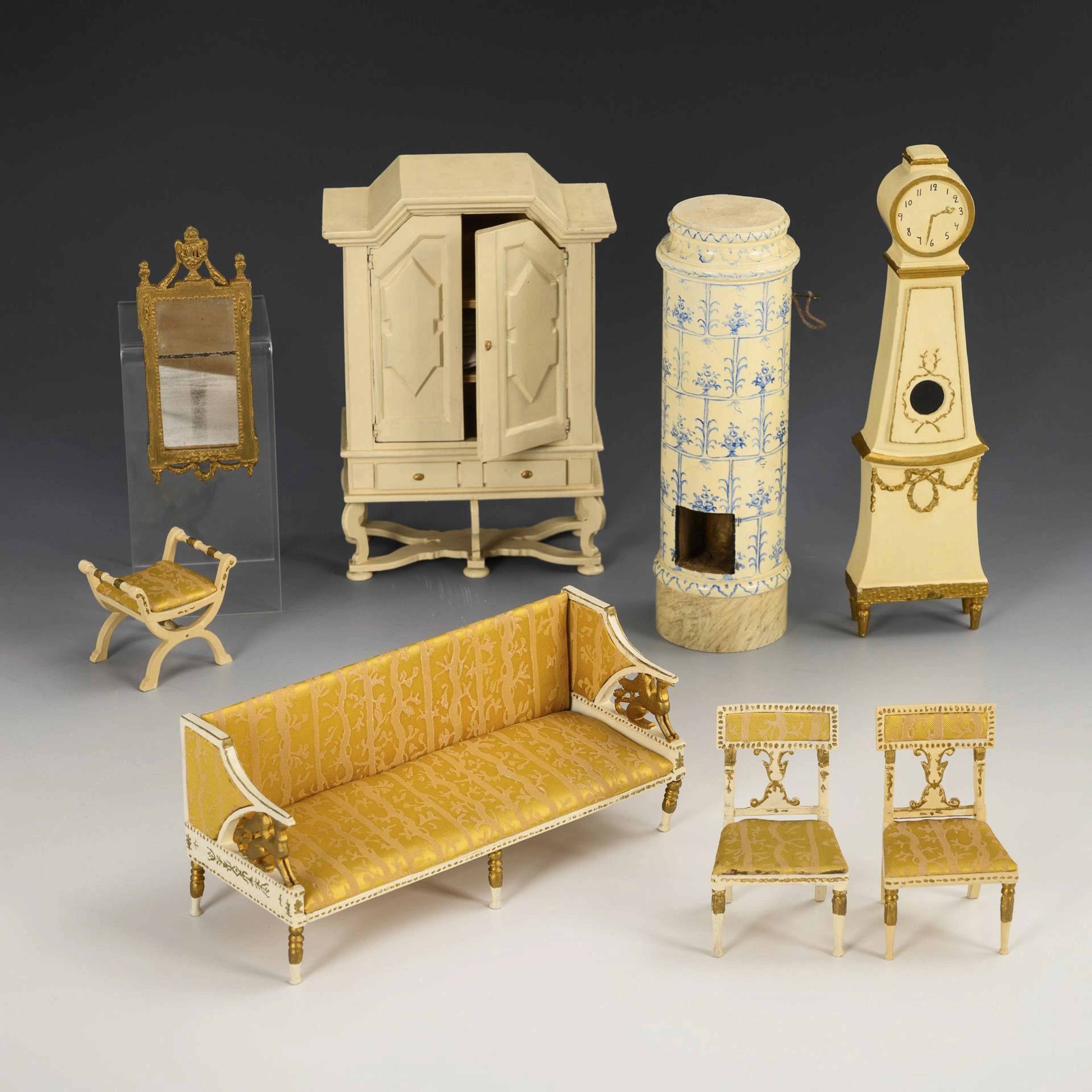 Collection of Swedish doll's furniture. Nolbyn.