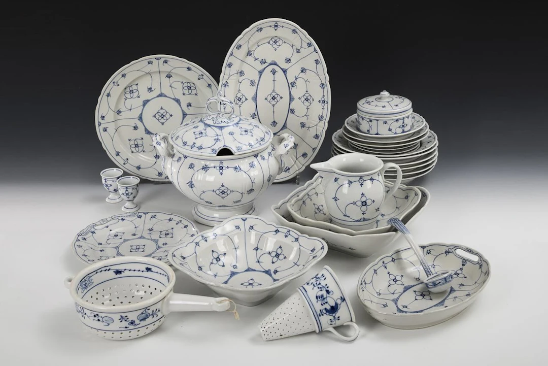 27-piece dinnerware set with strawflower decoration. Rauenstein.