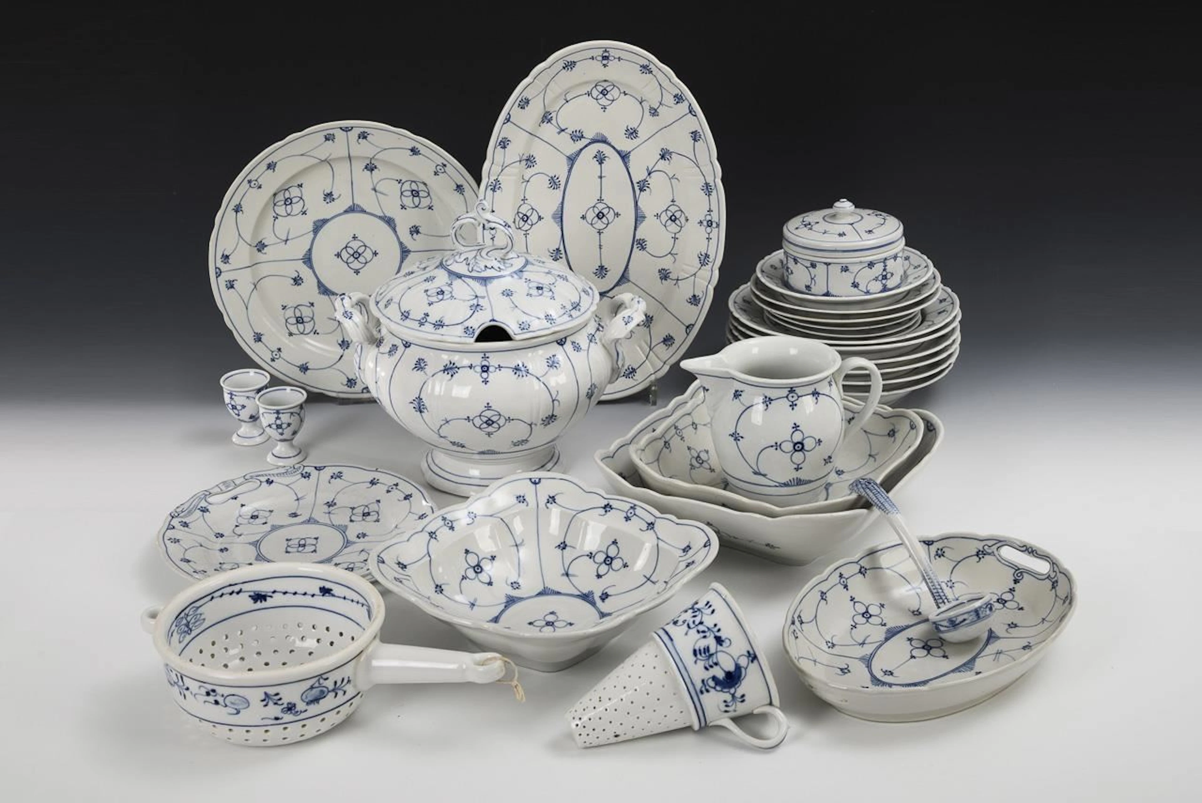 27-piece dinnerware set with strawflower decoration. Rauenstein.