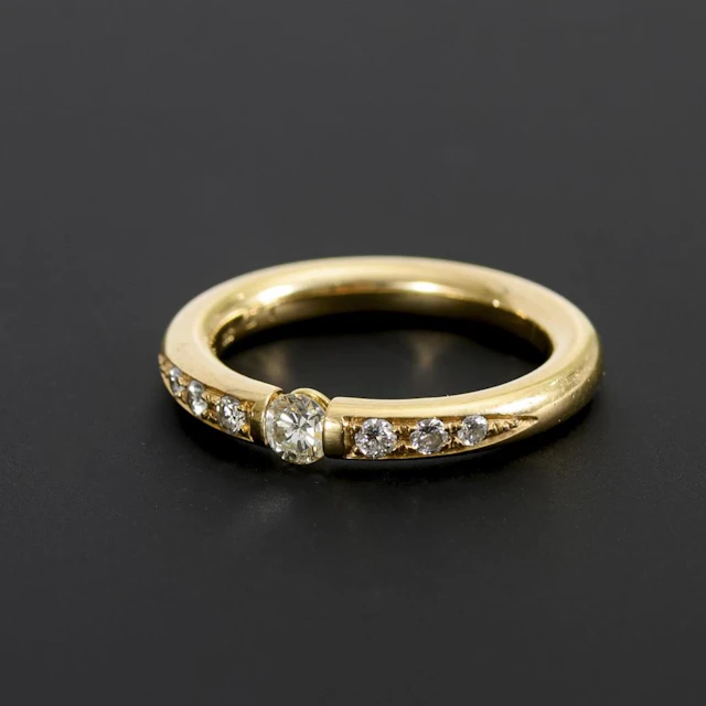 Ring with brilliant-cut diamonds.