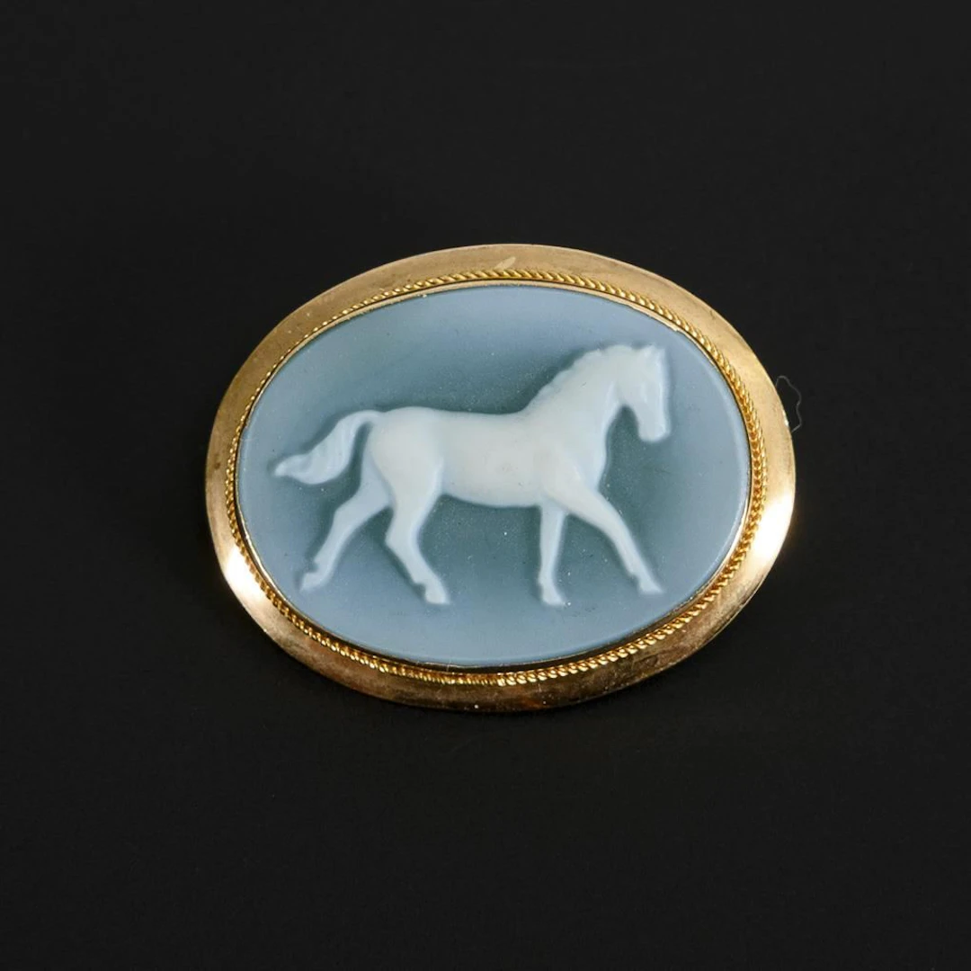 Brooch with agate cameo.