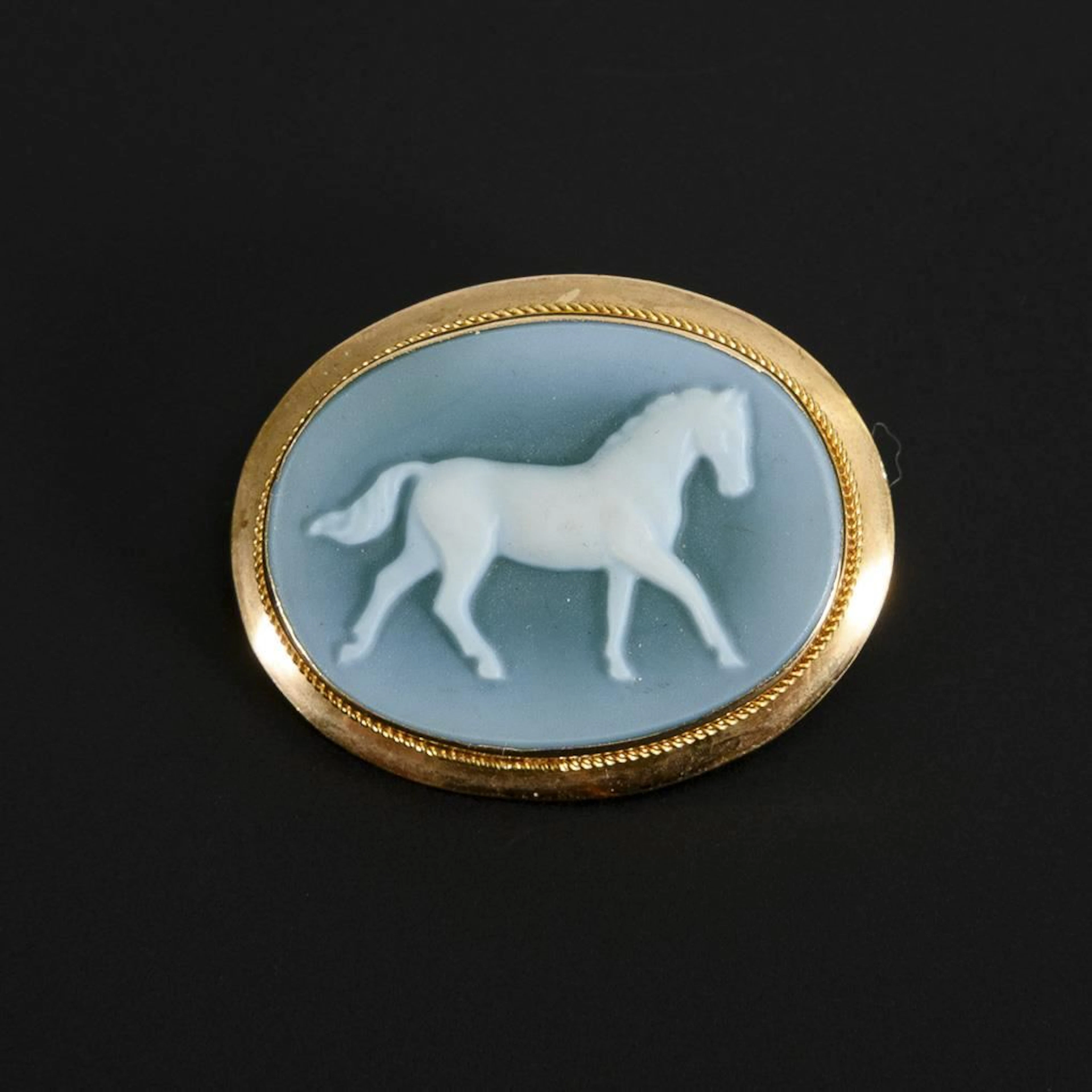 Brooch with agate cameo.