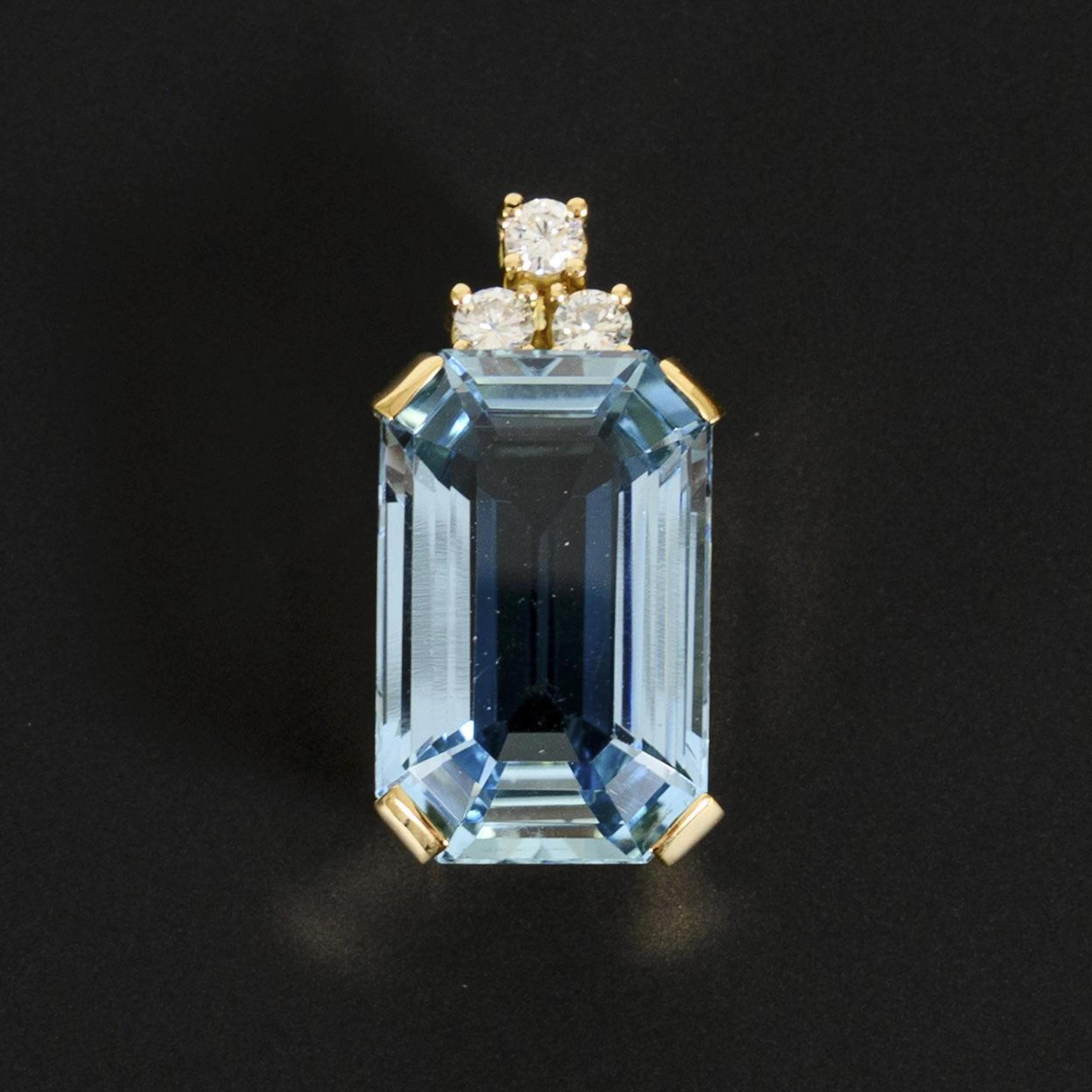 Aquamarine diamond pendant.