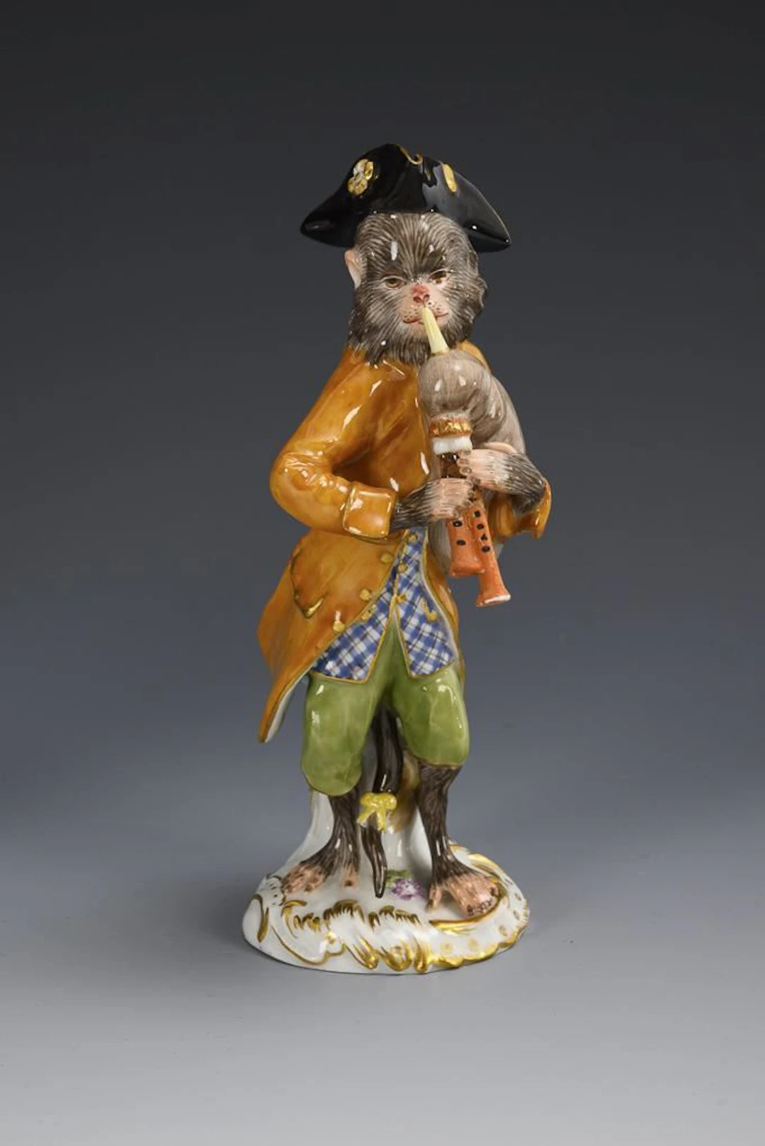 Monkey playing the bagpipes. Meissen.