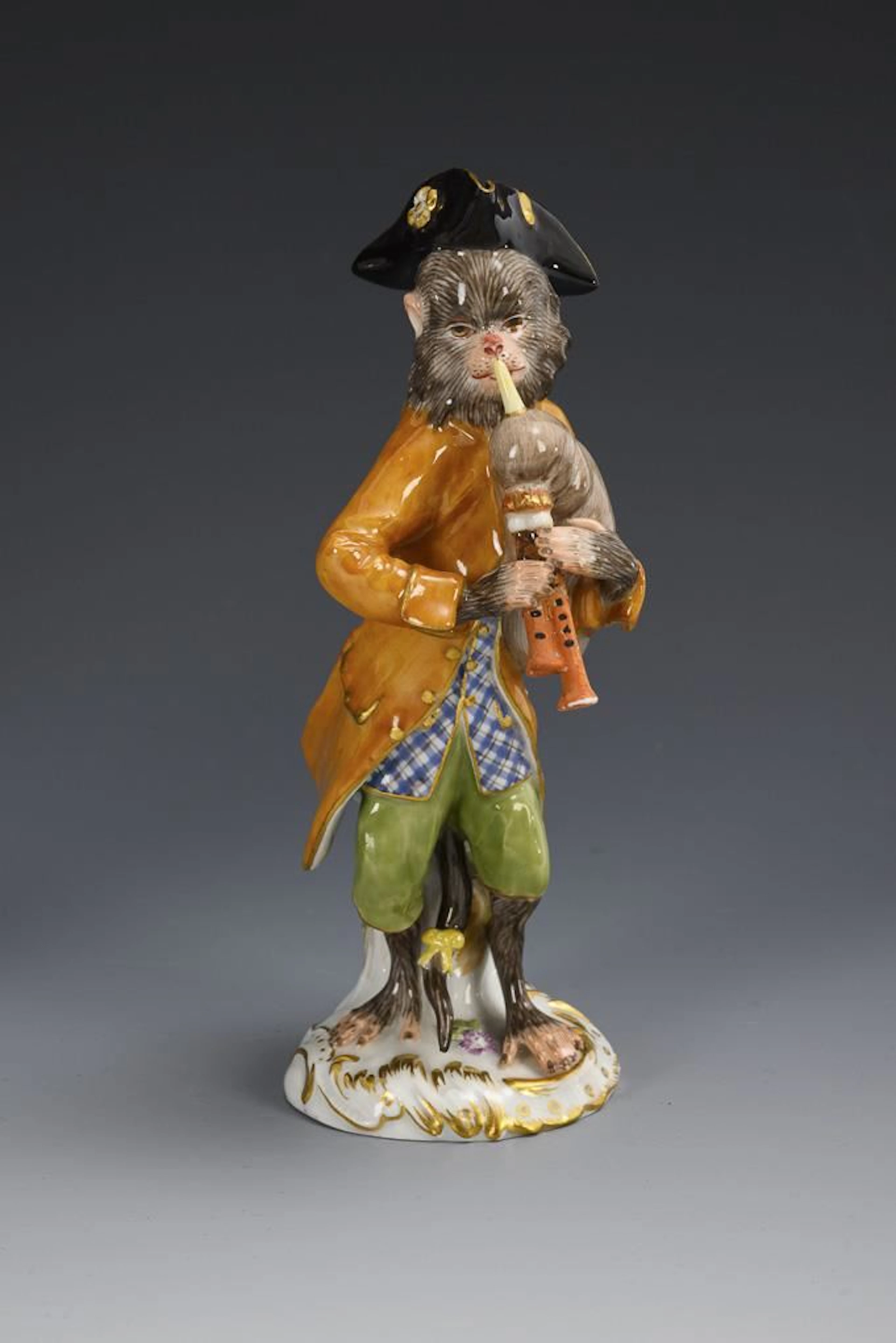 Monkey playing the bagpipes. Meissen.