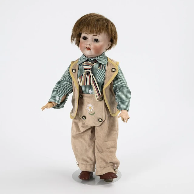Character figure in traditional costume. Hertel, Schwab & Co.