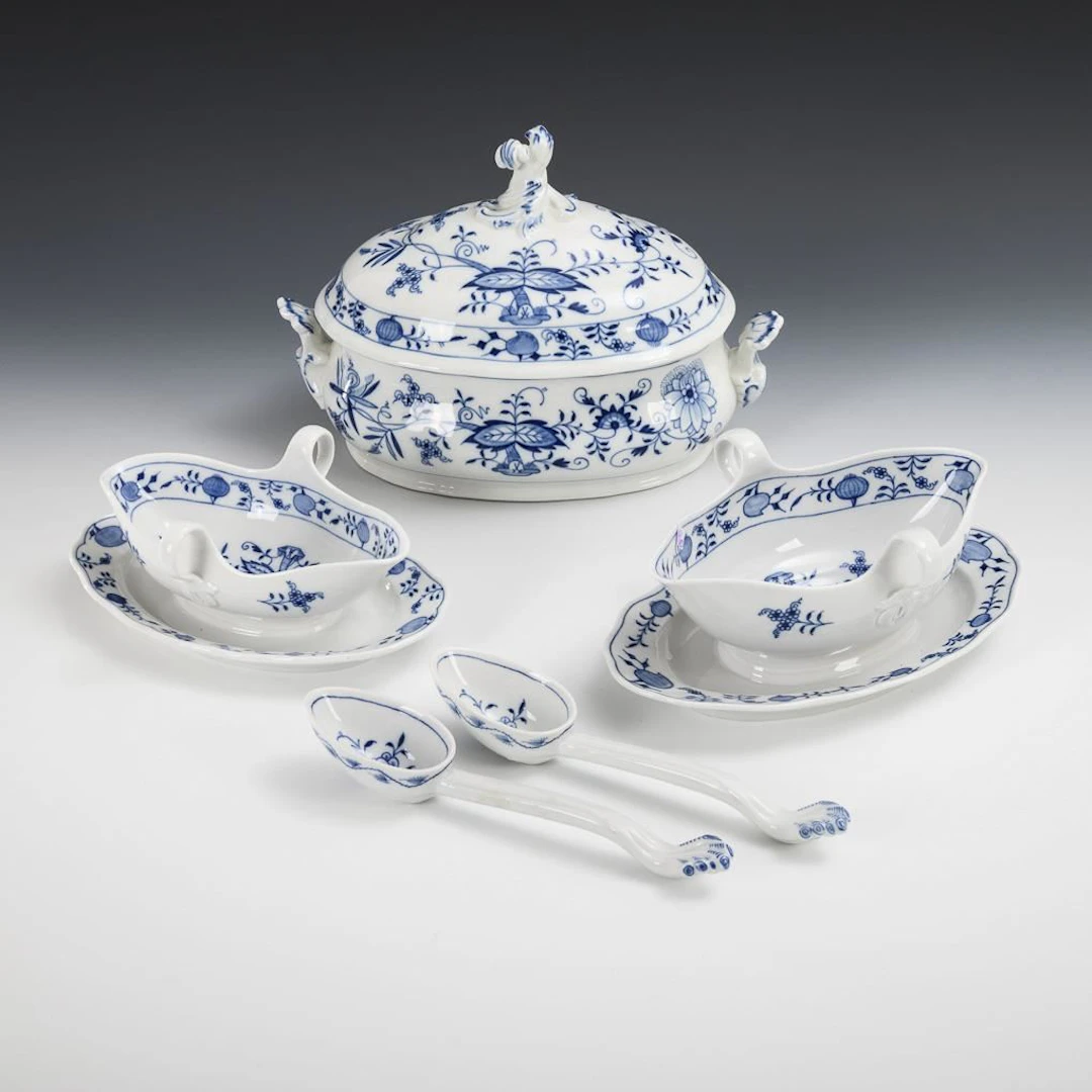 Onion-pattern tureen and 2 sauce boats with serving spoons. Meissen.