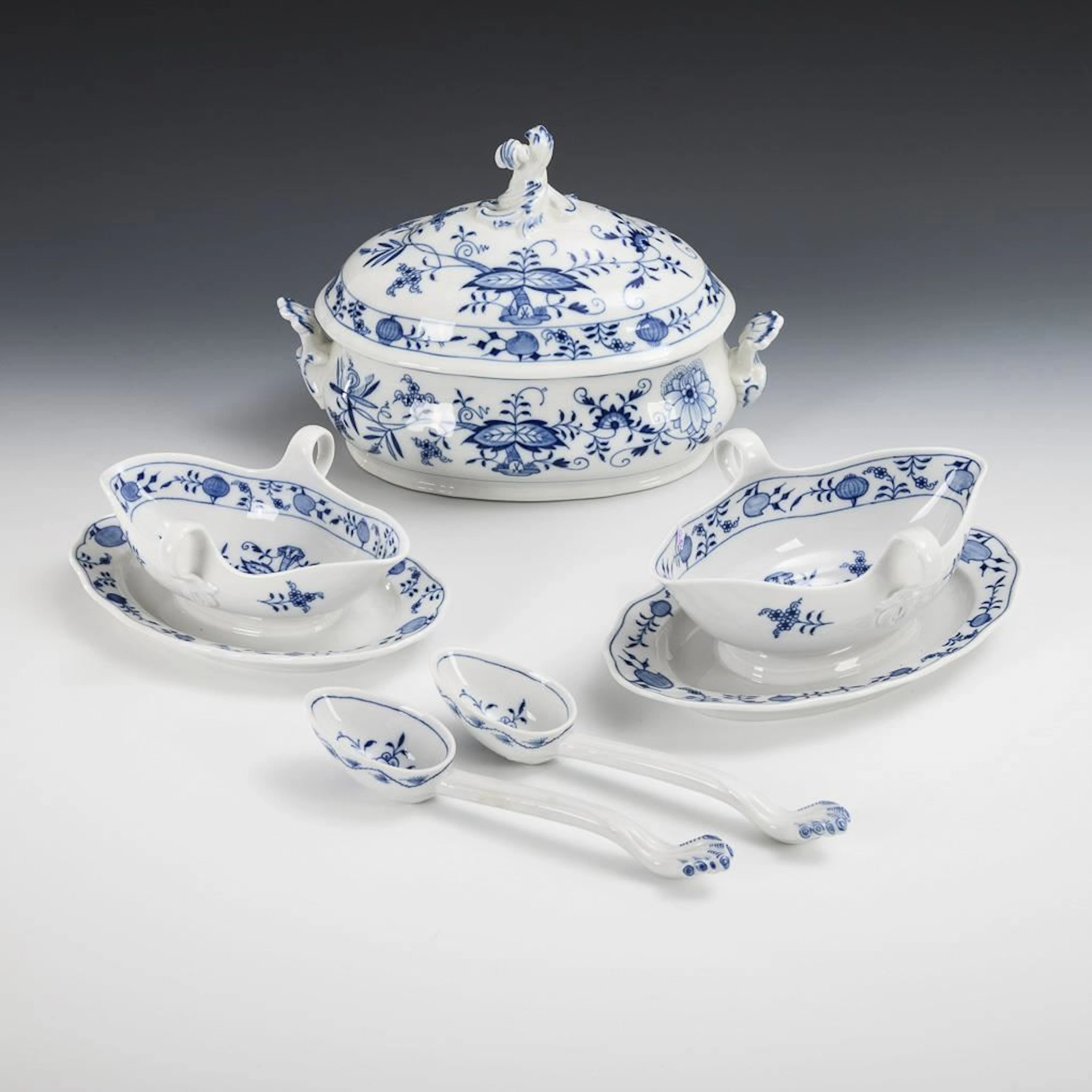Onion-pattern tureen and 2 sauce boats with serving spoons. Meissen.