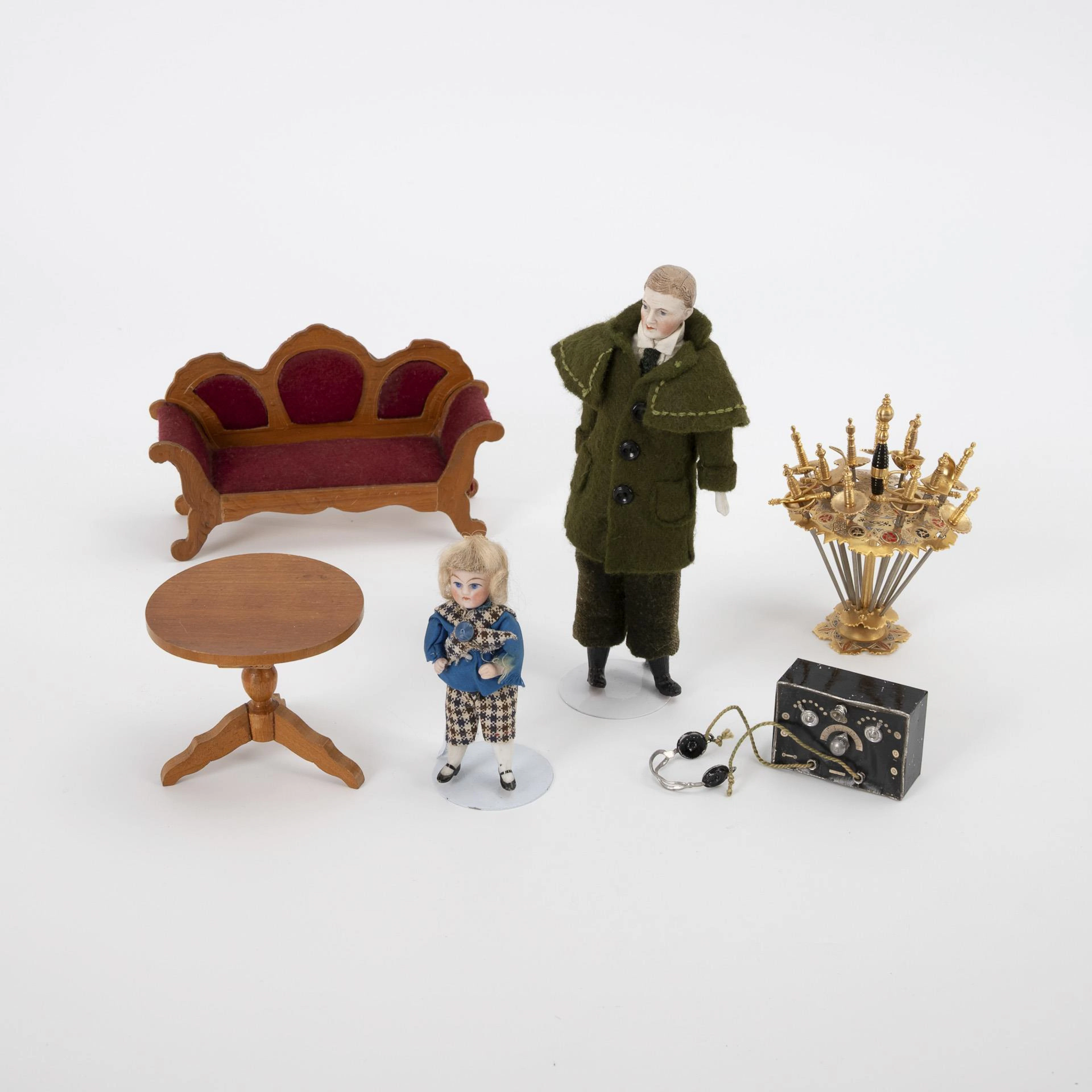 A set for the doll's house with sofa and 2 dolls.