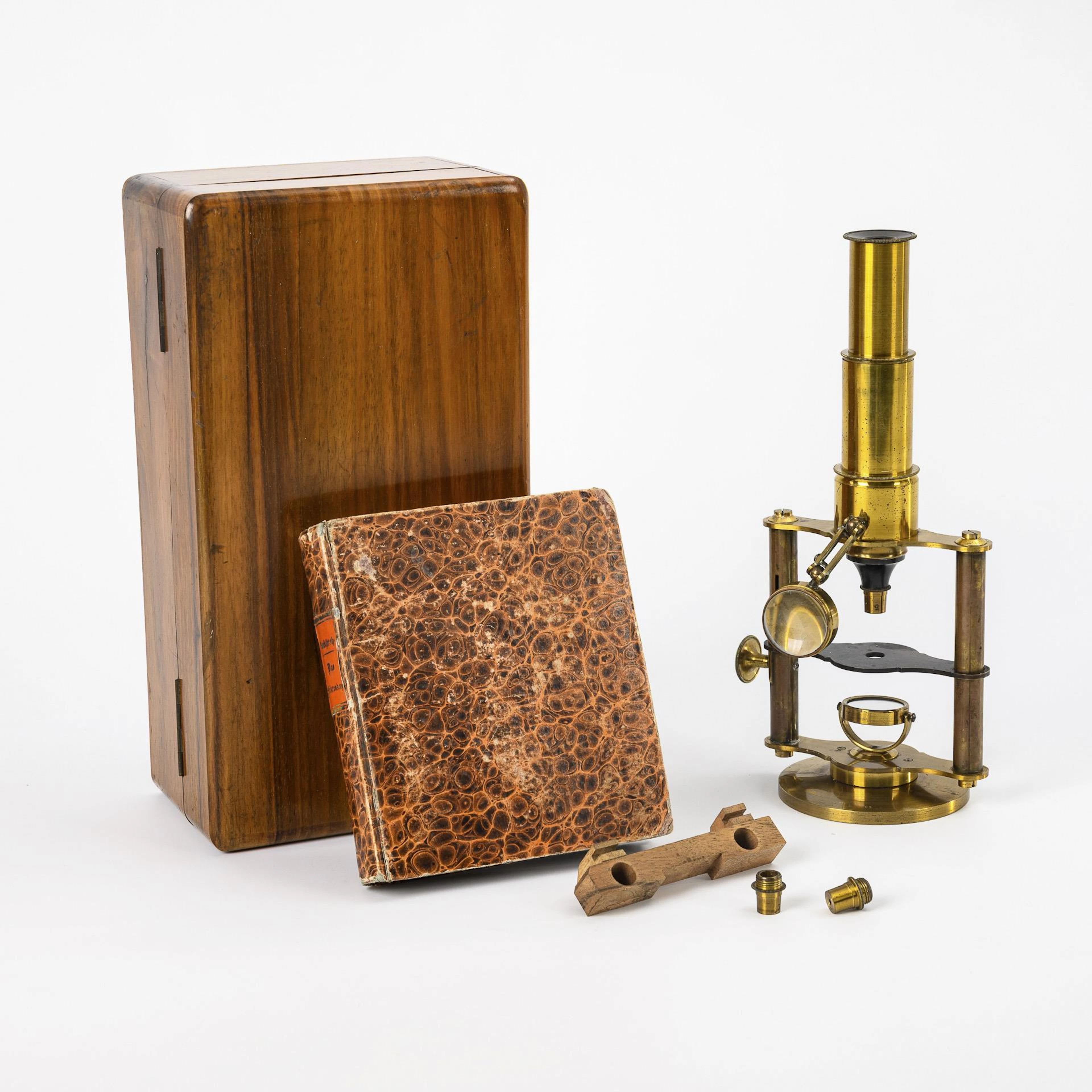 Microscope in box and partly colored book "Das Mikroskop" from 1835.