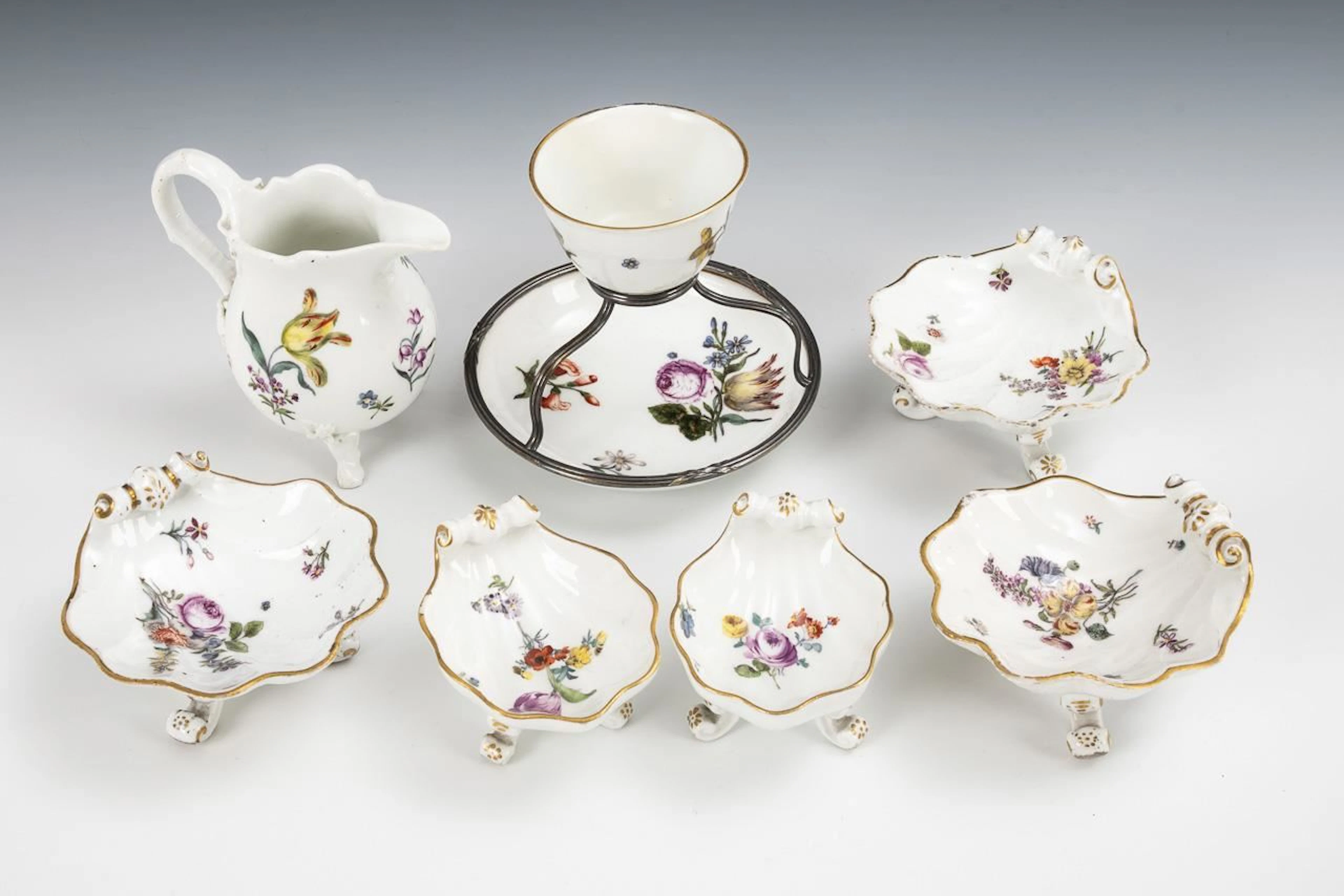 7 pieces of Baroque porcelain: 5 small shell-shaped bowls, a milk