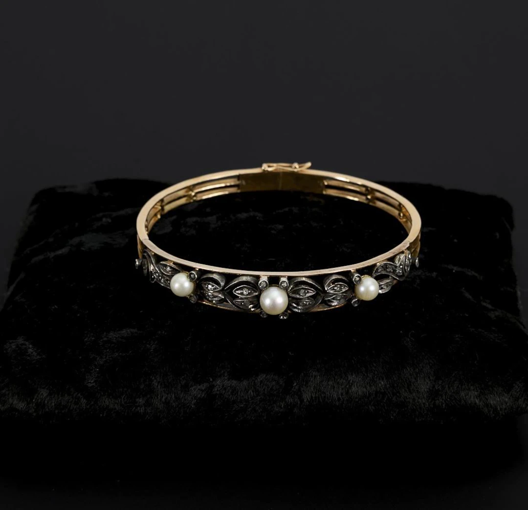 Vintage-style bangle with diamond chips and pearls.
