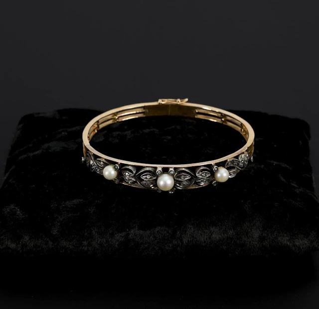 Vintage-style bangle with diamond chips and pearls.