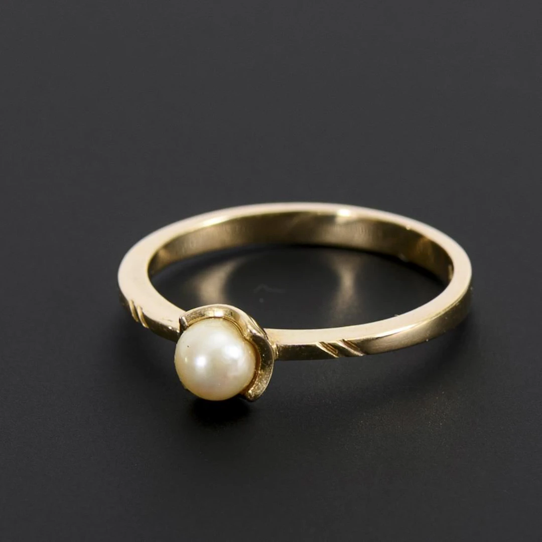 Ring with a small pearl.