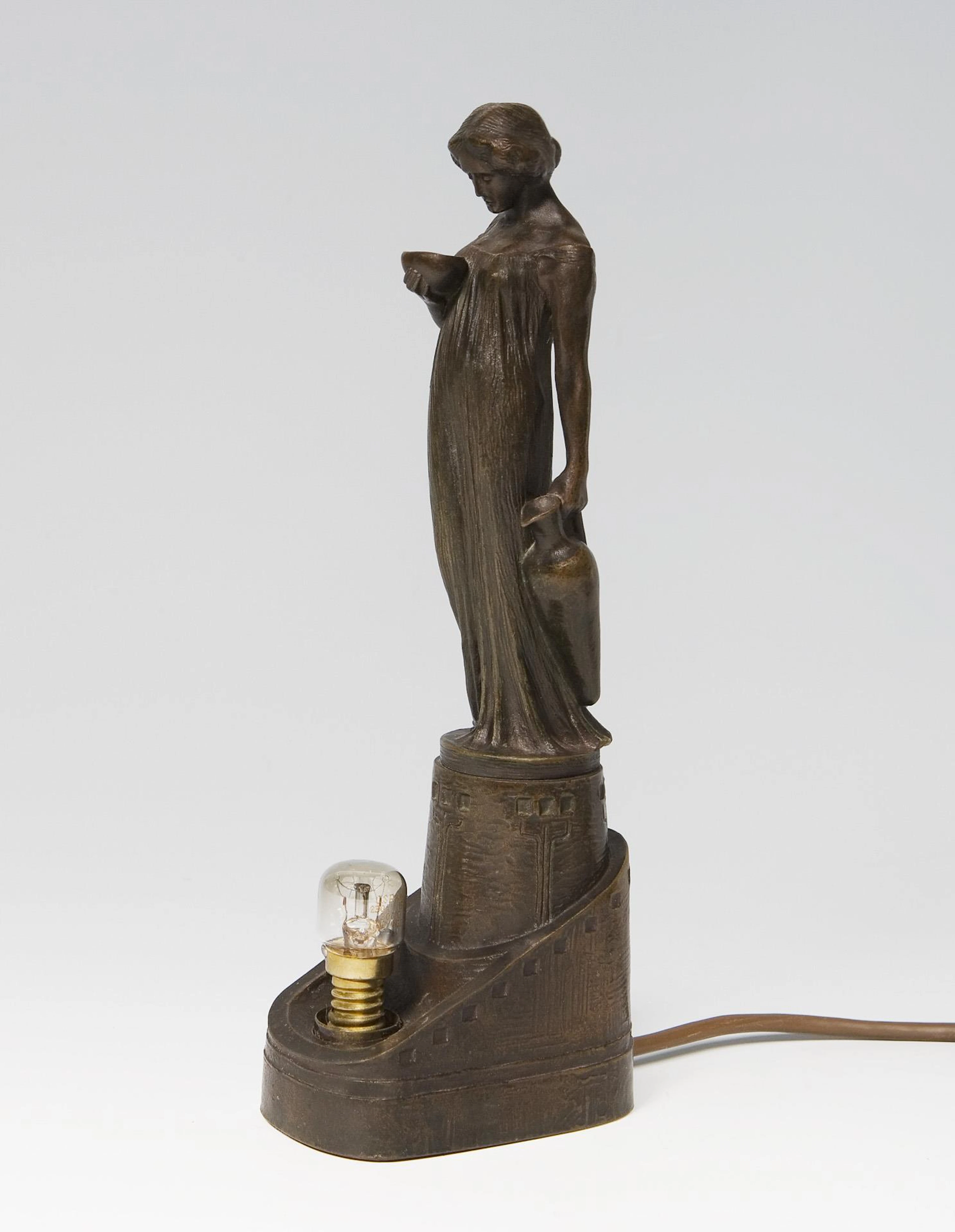 Small figurine table lamp: Hebe.