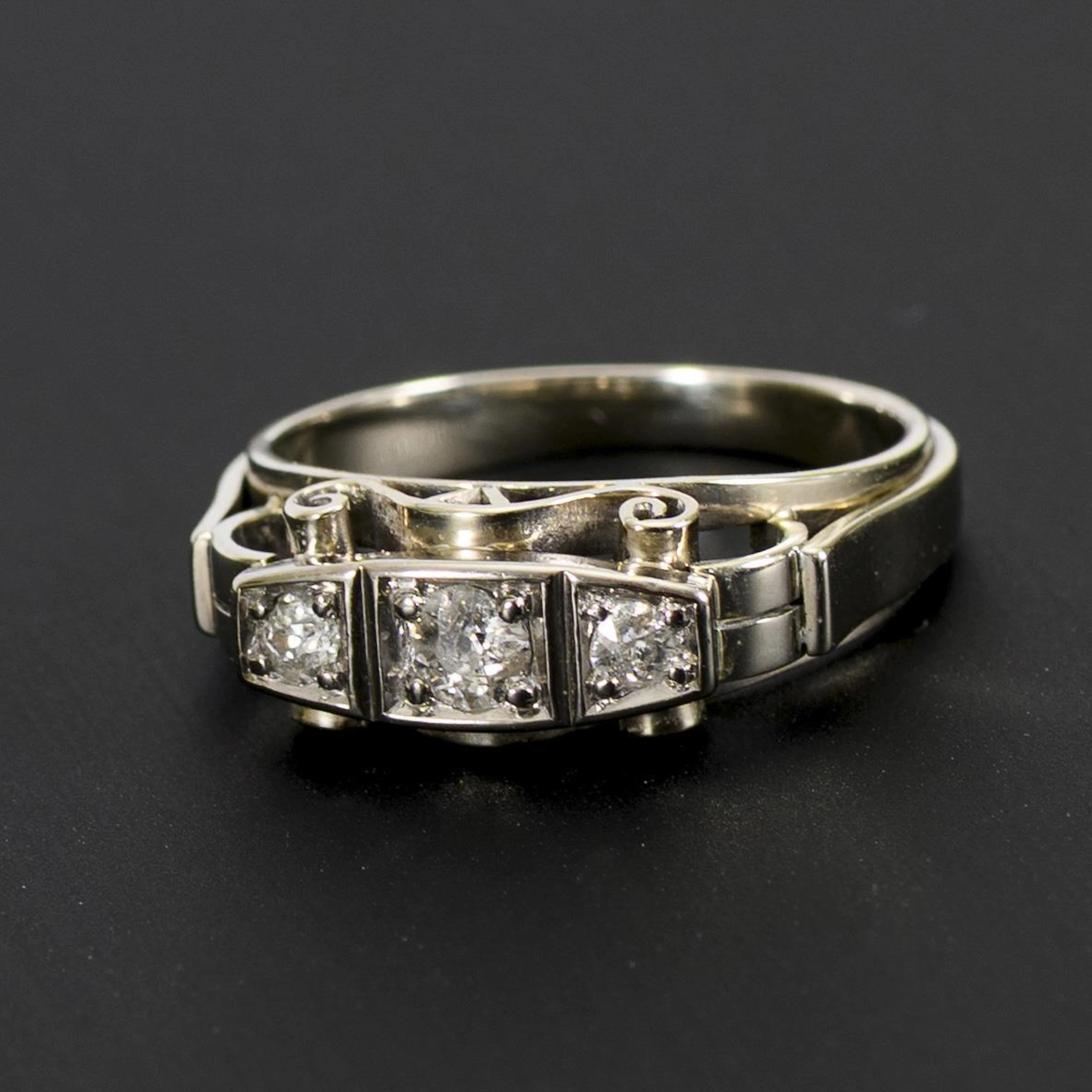 Art deco alliance ring with old-cut diamonds.