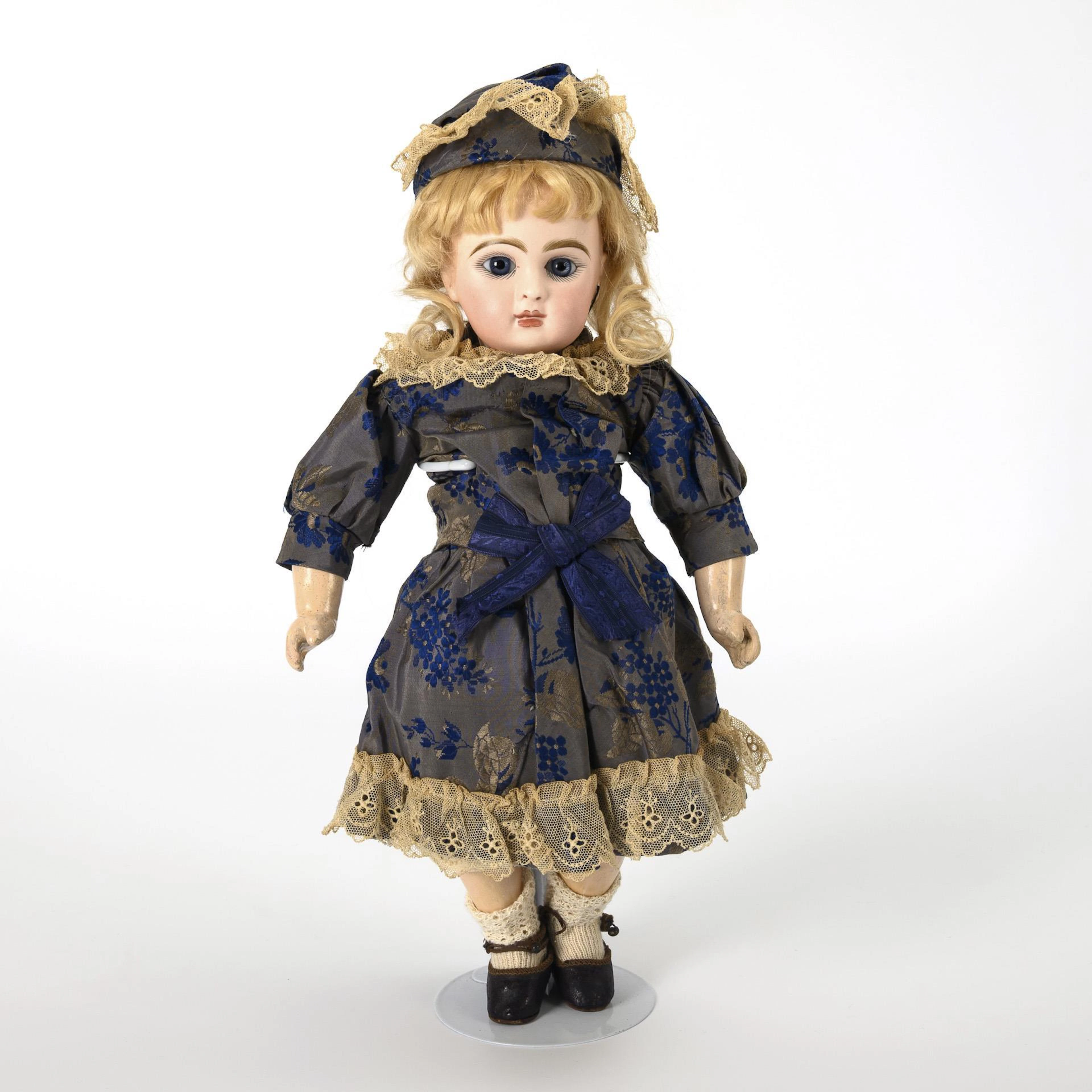 Dainty Frenchwoman. Jumeau.
