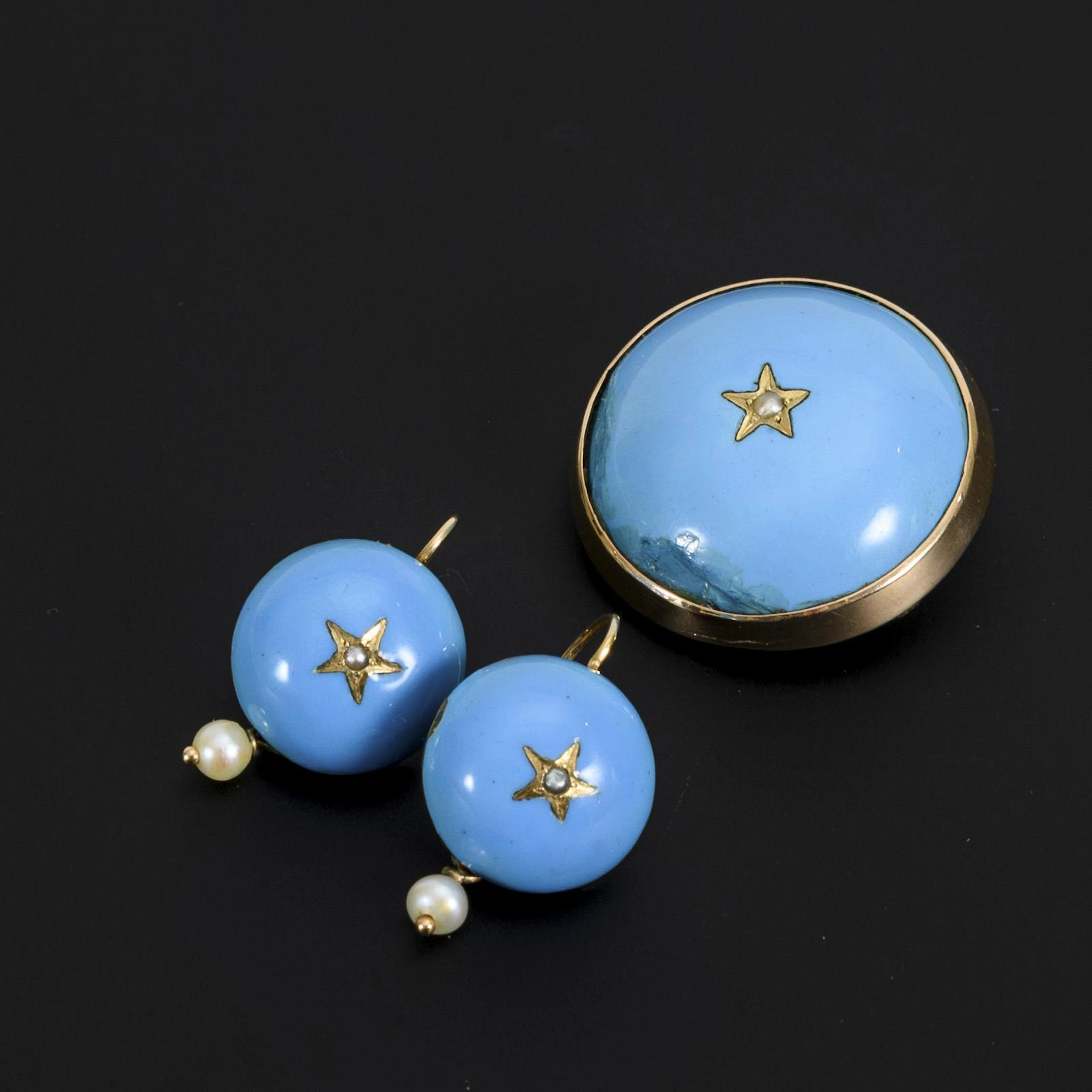 Historical set of brooch and earrings.