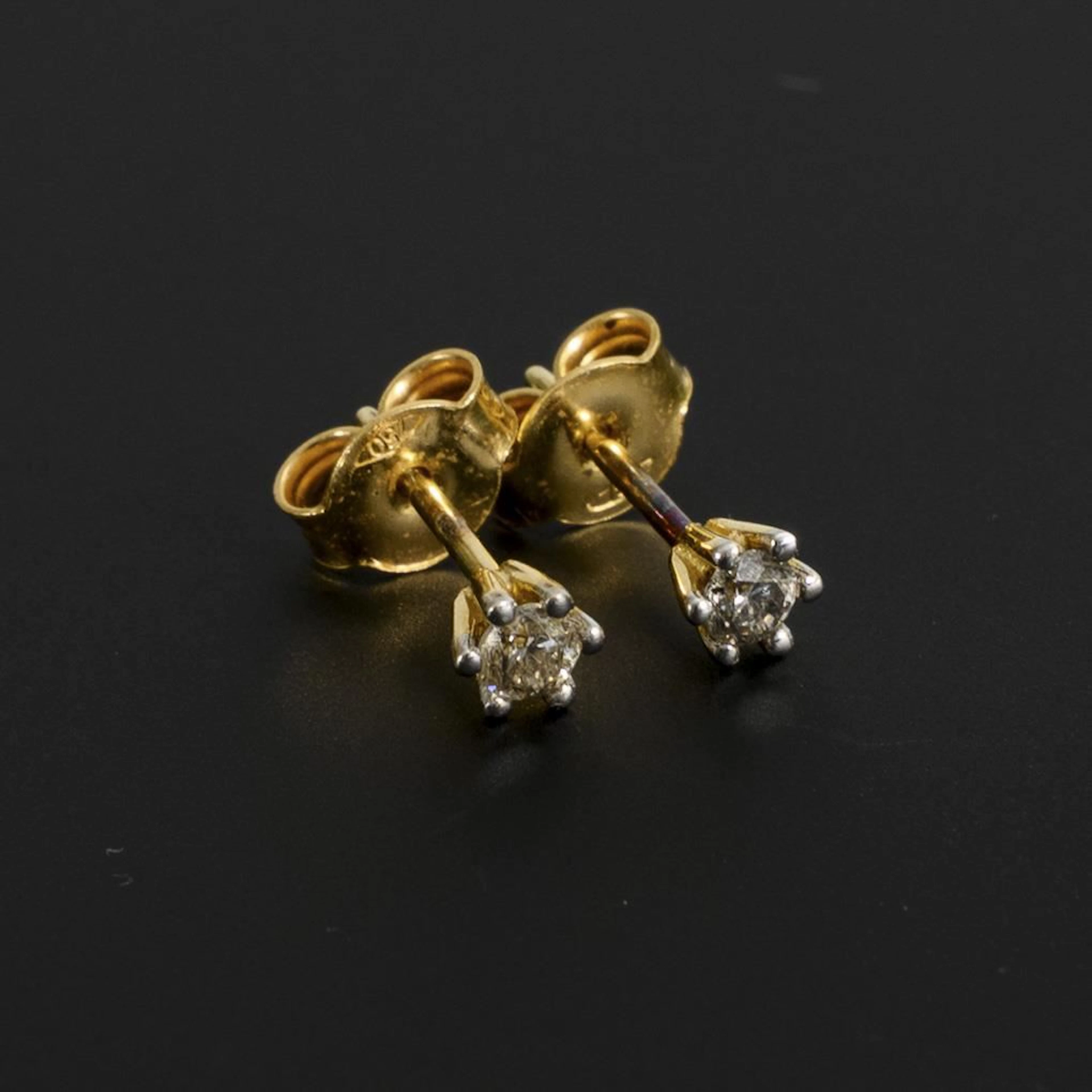 Brilliant-cut stud earrings.